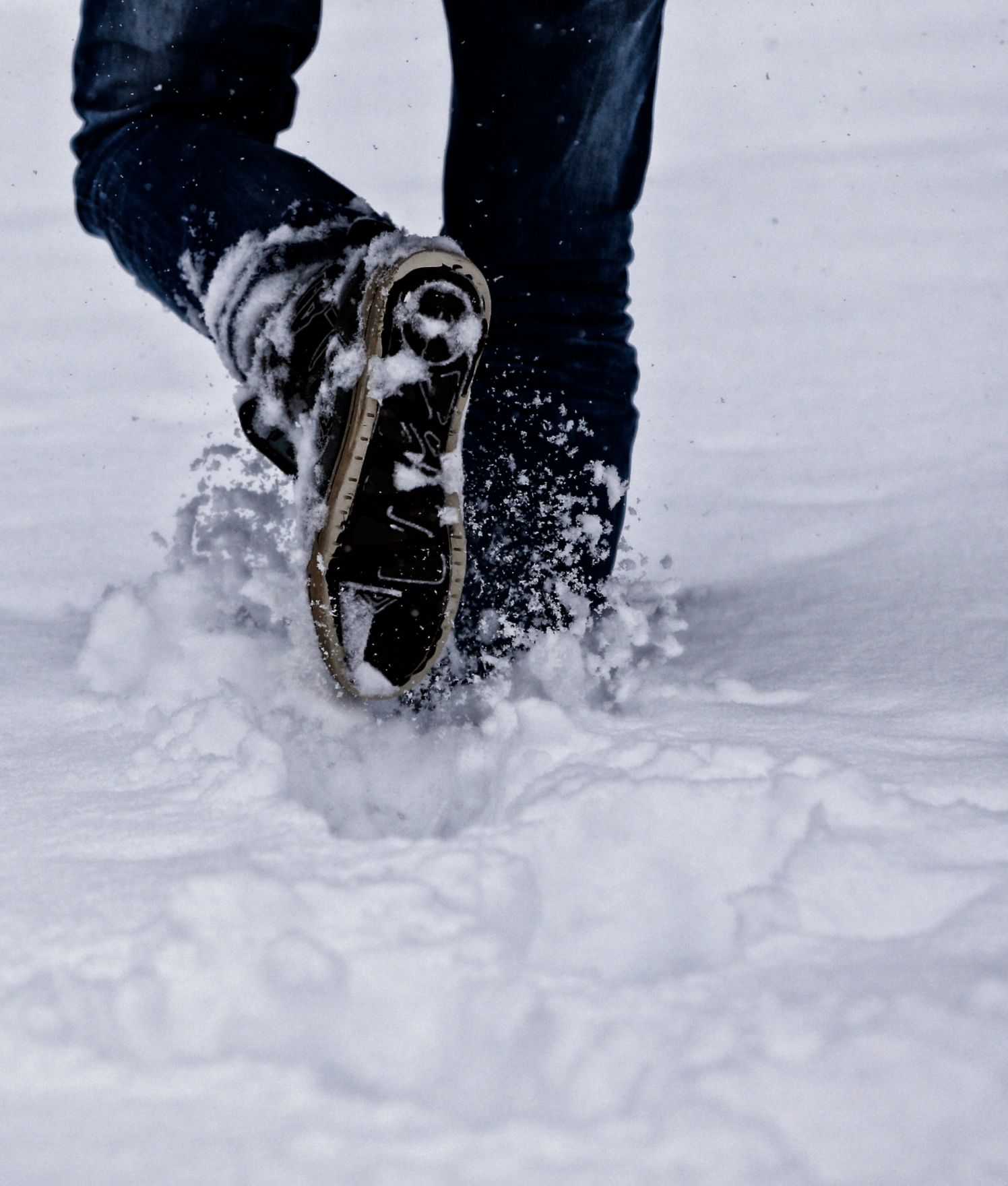 Eine winterliche Aufnahme eines Fu&szlig;g&auml;ngers. Schlagworte: F&uuml;&szlig;e, Schnee, Schuhe, Stadtlandschaft, Winter
