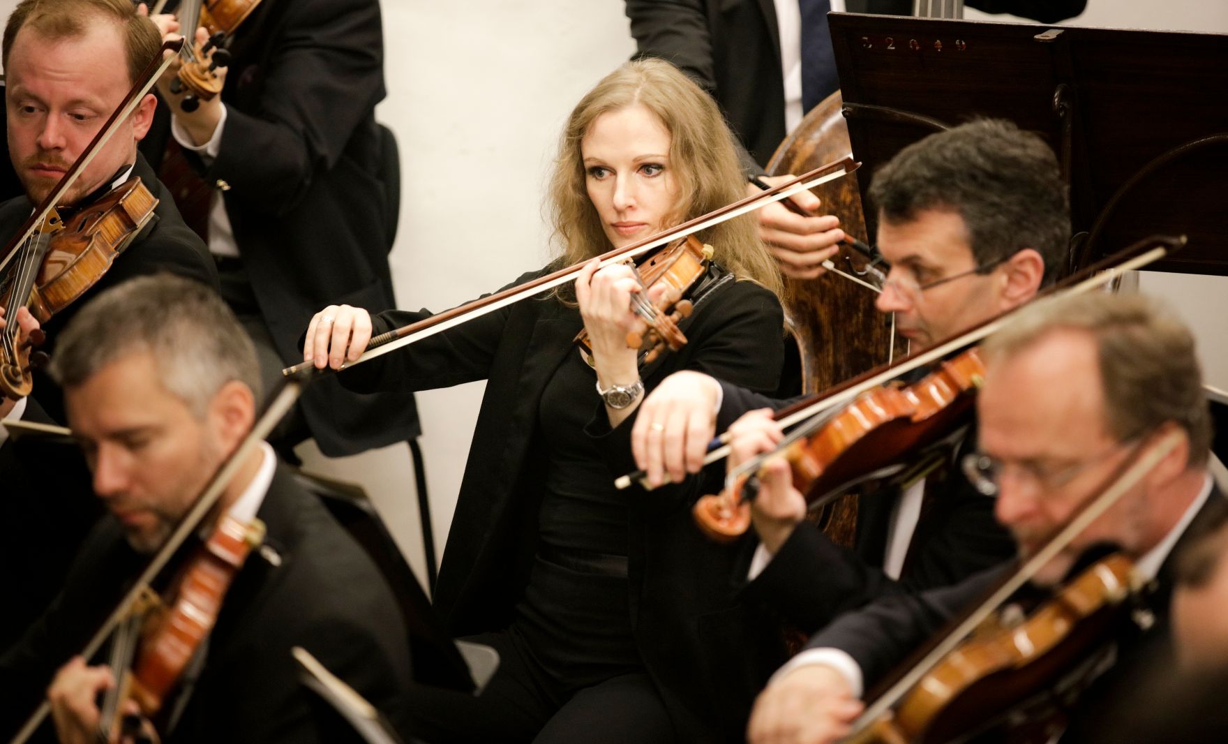 Die Wiener S&auml;ngerknaben bei einem Konzert in der Wiener Hofmusikkapelle. Im Bild das Orchester. Schlagw&ouml;rter: Wiener S&auml;ngerknaben, Orchester, klassische Musik, Klassik, Instrumente, Geige, Dirigent, Kultur, Kunst, Rat f&uuml;r Bildung, Jugend, Kultur, Sport, EYC