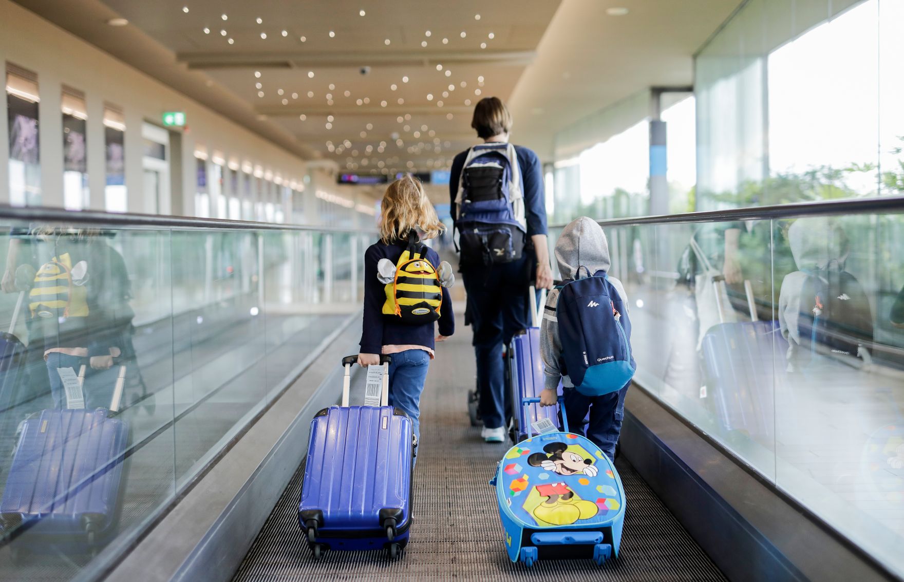 Passagiere am Flughafen Venedig Marco Polo. Schlagw&ouml;rter: Passagiere, Flughafen, Kinder, Trolli