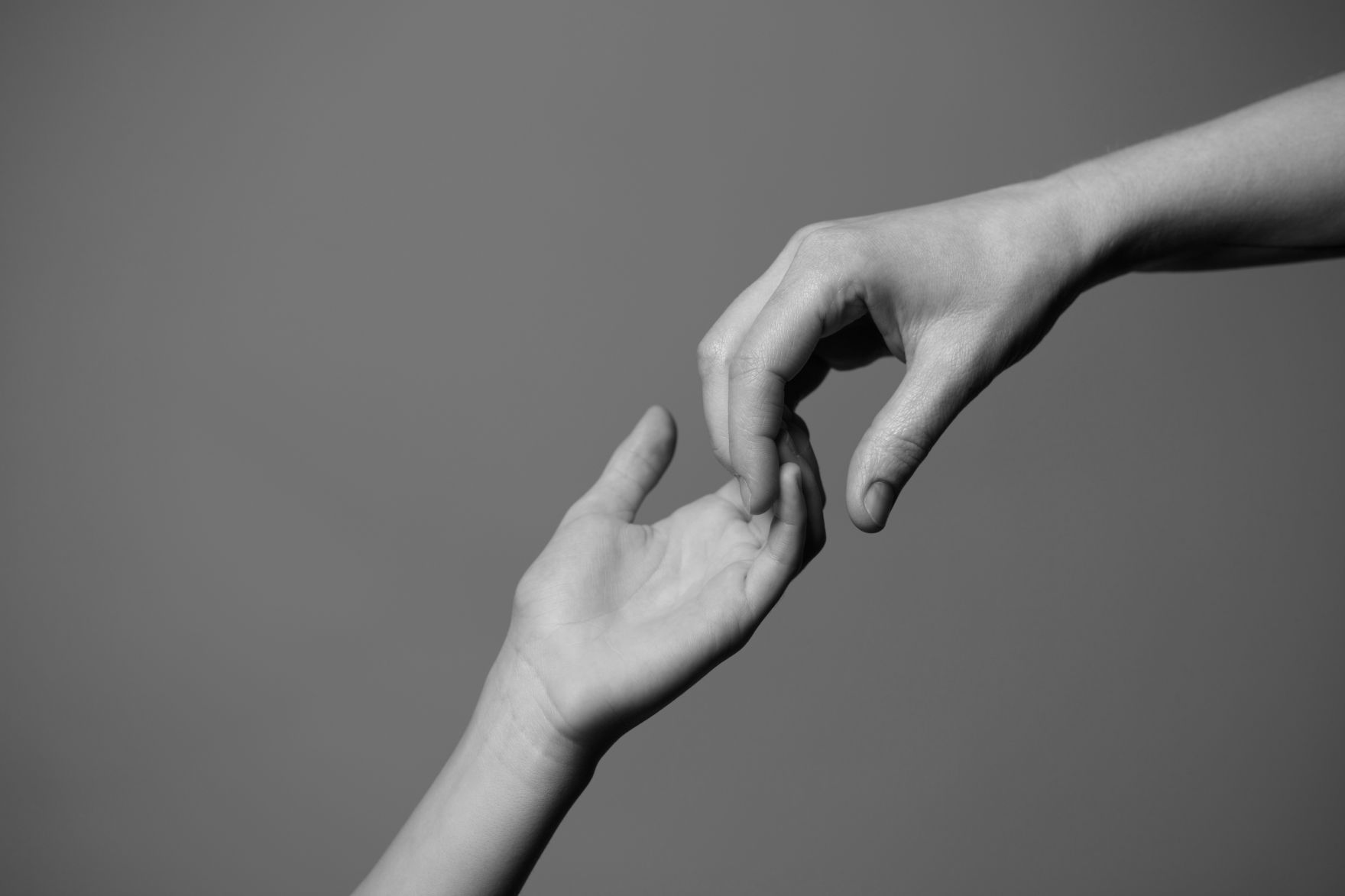 H&auml;nde, die einander ber&uuml;hren. Schlagw&ouml;rter: Hand, H&auml;nde, Subsidiarit&auml;t, Halt, schwarz-wei&szlig;