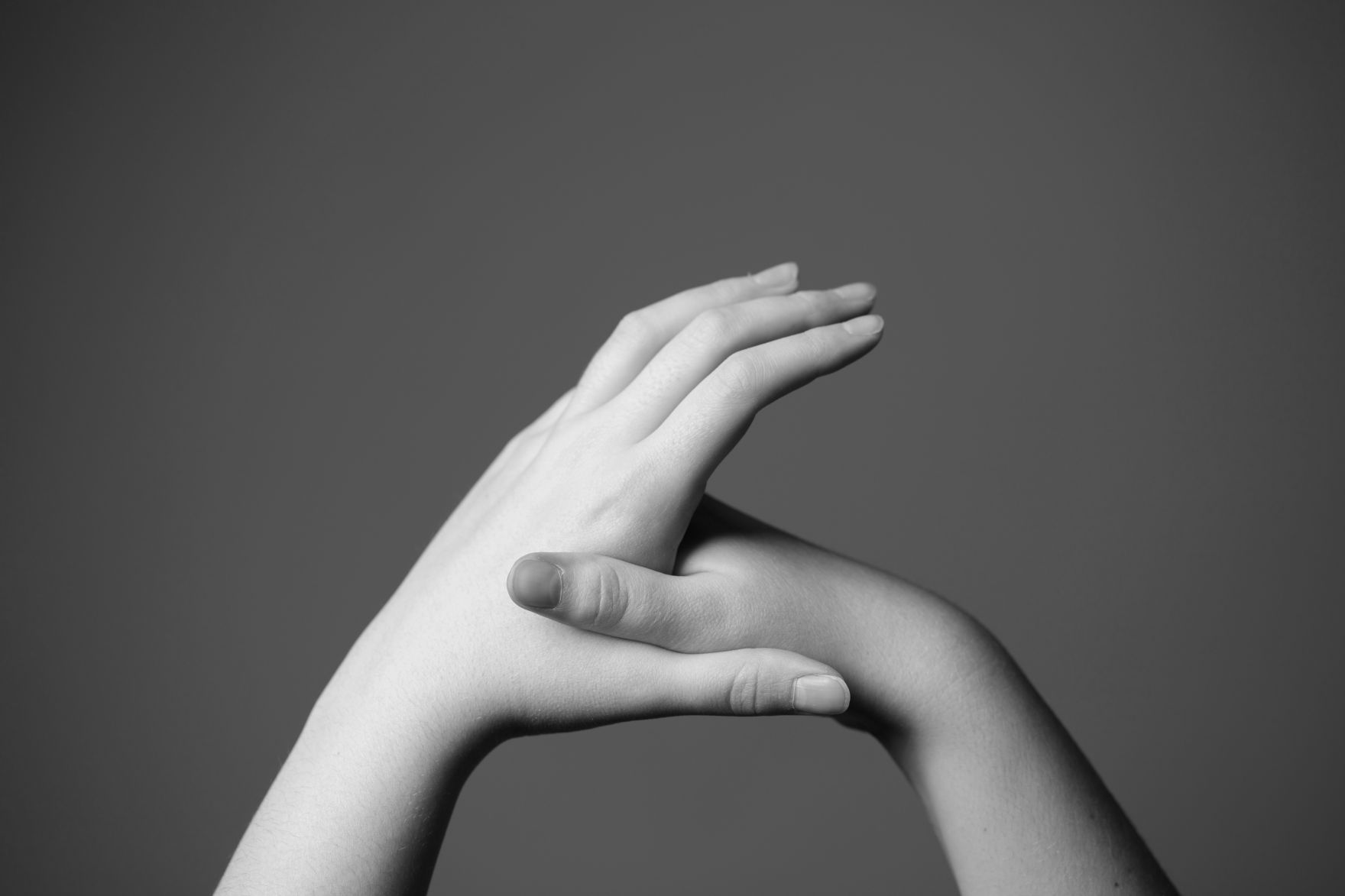 H&auml;nde, die einander ber&uuml;hren. Schlagw&ouml;rter: Hand, H&auml;nde, Subsidiarit&auml;t, Halt, schwarz-wei&szlig;