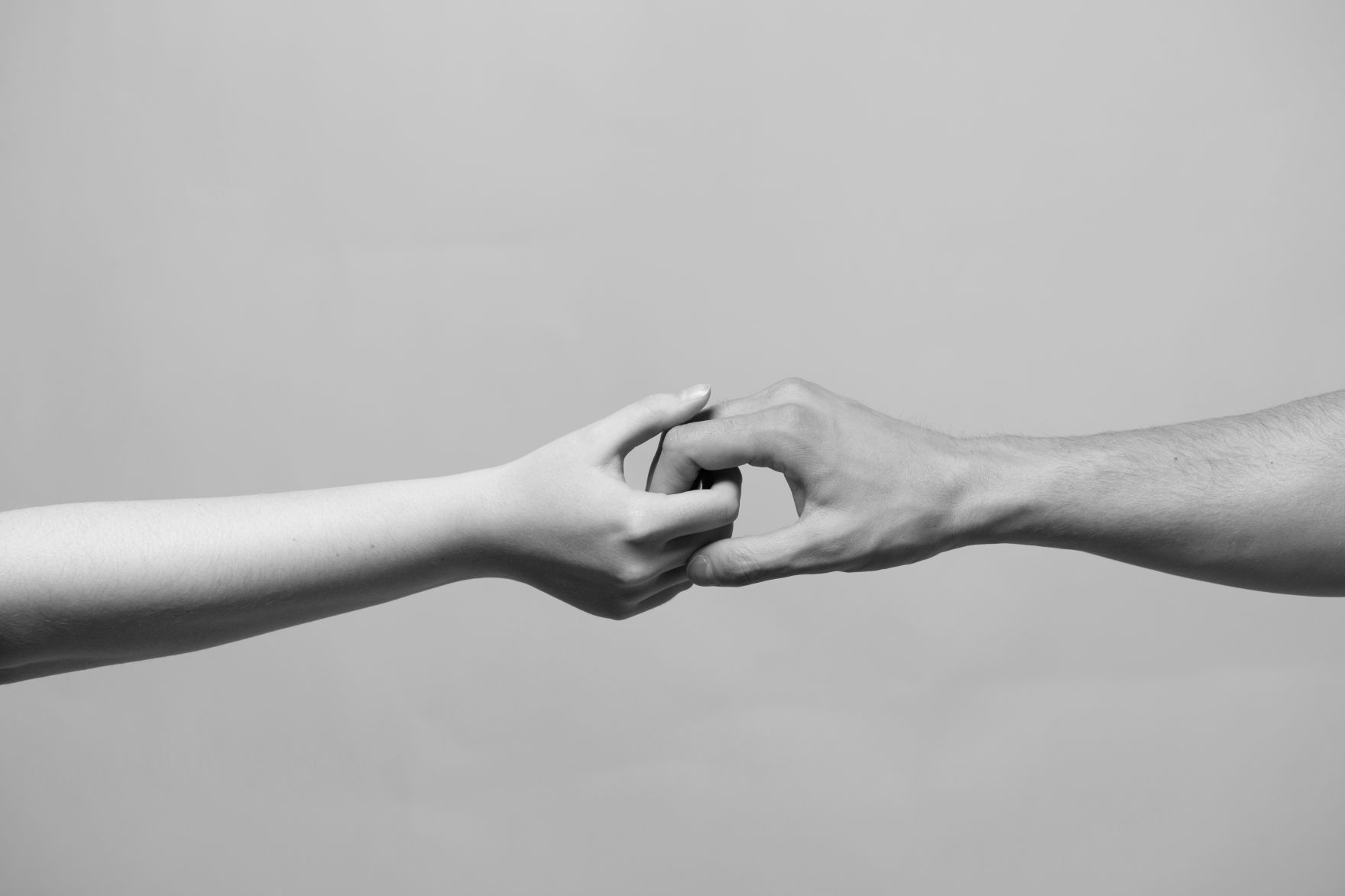 H&auml;nde, die einander ber&uuml;hren. Schlagw&ouml;rter: Hand, H&auml;nde, Subsidiarit&auml;t, Halt, schwarz-wei&szlig;