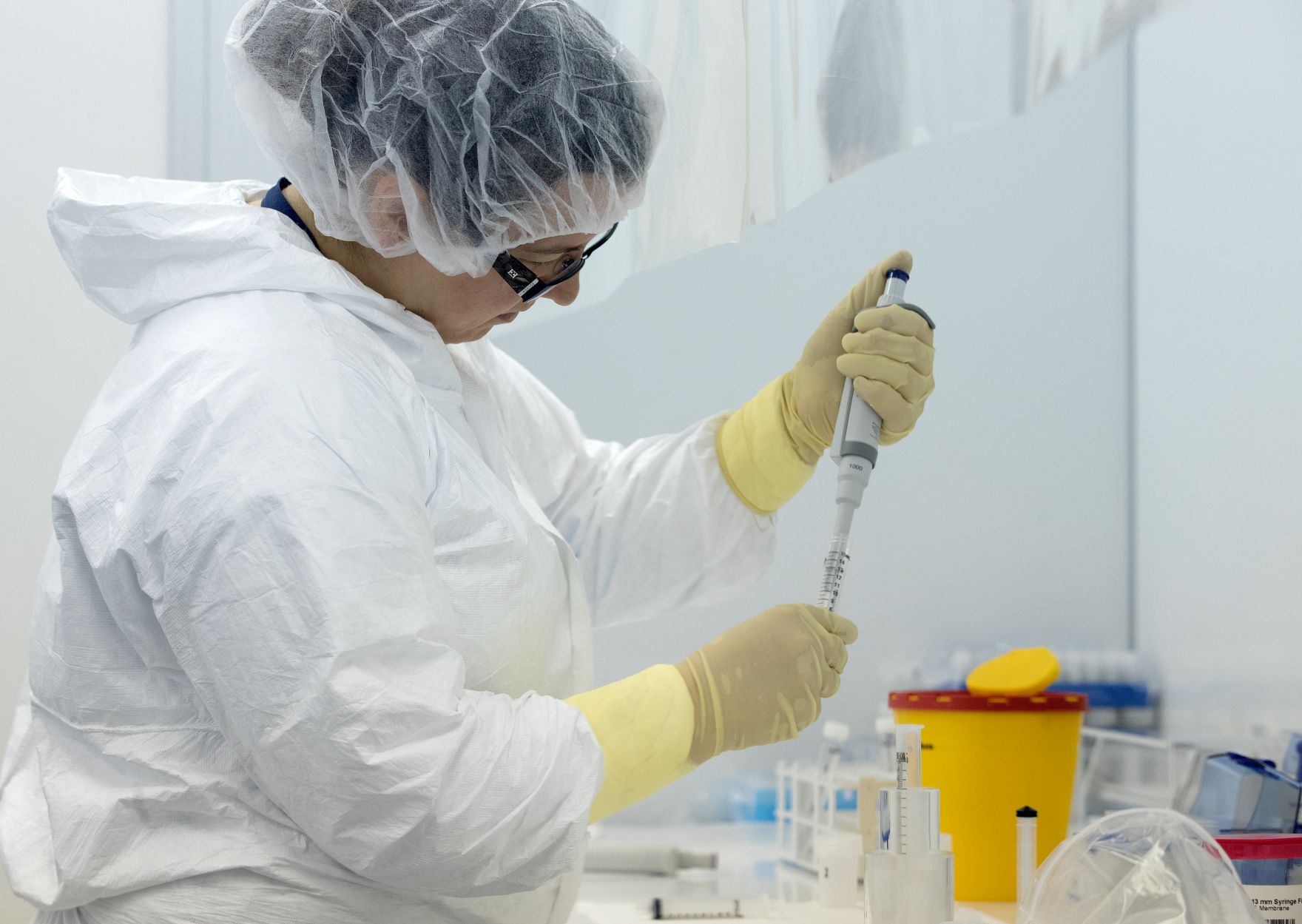 Eine Mitarbeiterin bei der Arbeit in der Internationalen Atomenergie-Organisation. Schlagw&ouml;rter: IAEO, IAEA, International Atomic Energy Agency, Pipette, Radioaktivit&auml;t, radioaktiv, Versuch, Wissenschaft, Vereinte Nationen, Sicherheit, Kernenergie, Rat f&uuml;r Umwelt, ENVI, Rat f&uuml;r Wettbewerbsf&auml;higkeit, COMPET