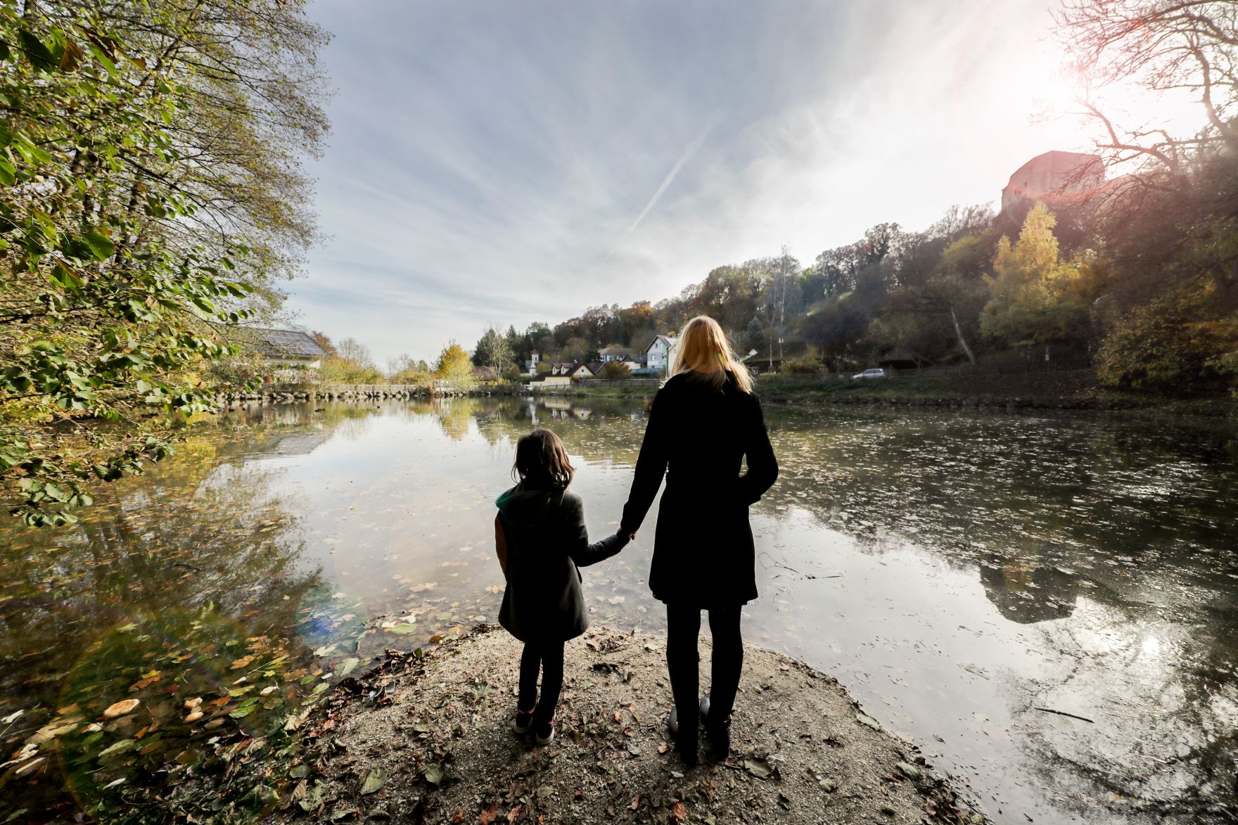 Eine Frau und ein M&auml;dchen an einem See. Schlagw&ouml;rter: Natur, Frau, M&auml;dchen, Mutter, Kind, Tochter, Familie, B&auml;ume, Baum, Wald, Rat f&uuml;r Bildung, Jugend, Kultur, Sport, EYC