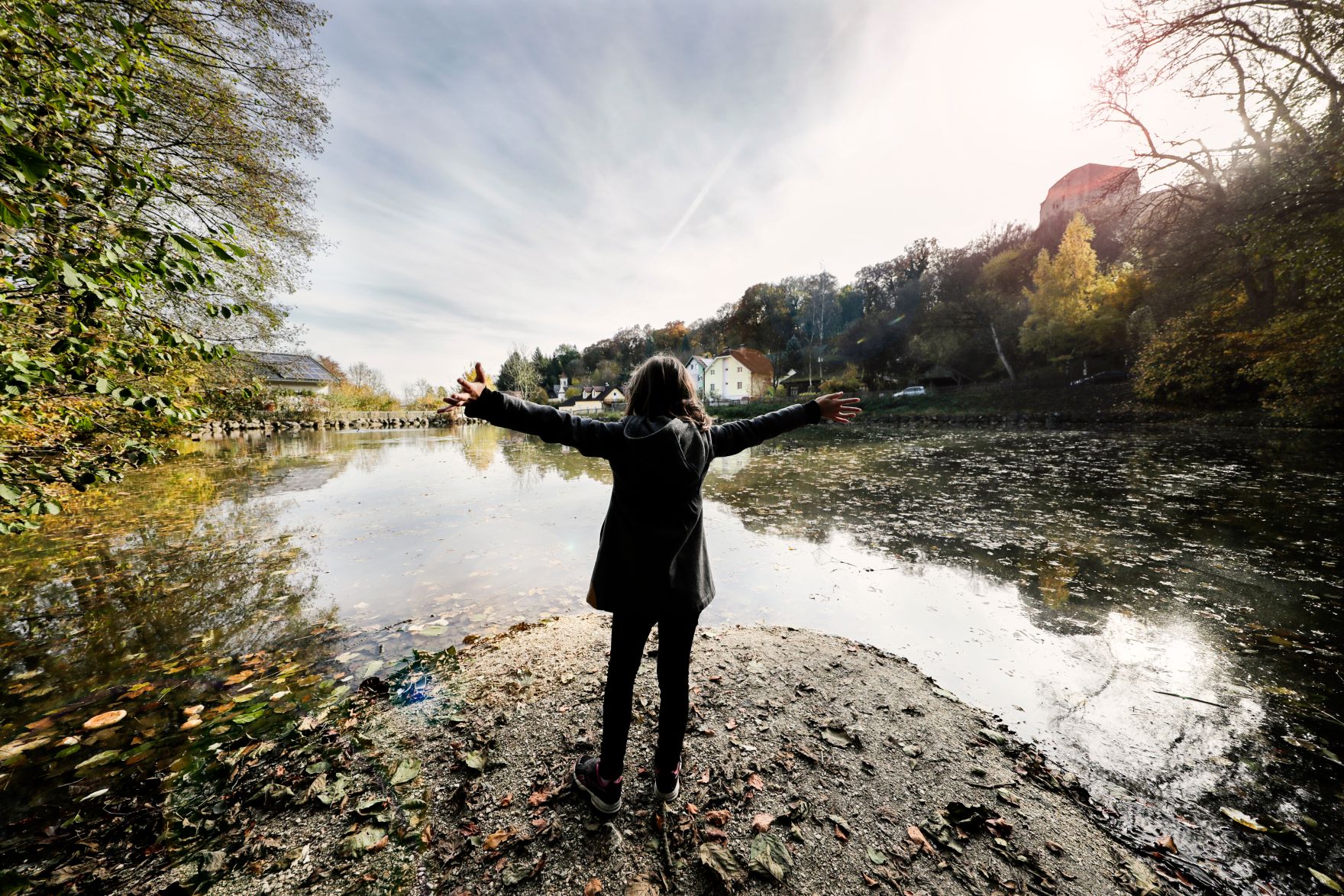 Ein M&auml;dchen an einem See. Schlagw&ouml;rter: Natur, M&auml;dchen, Kind, Familie, B&auml;ume, Baum, Wald, Rat f&uuml;r Bildung, Jugend, Kultur, Sport, EYC