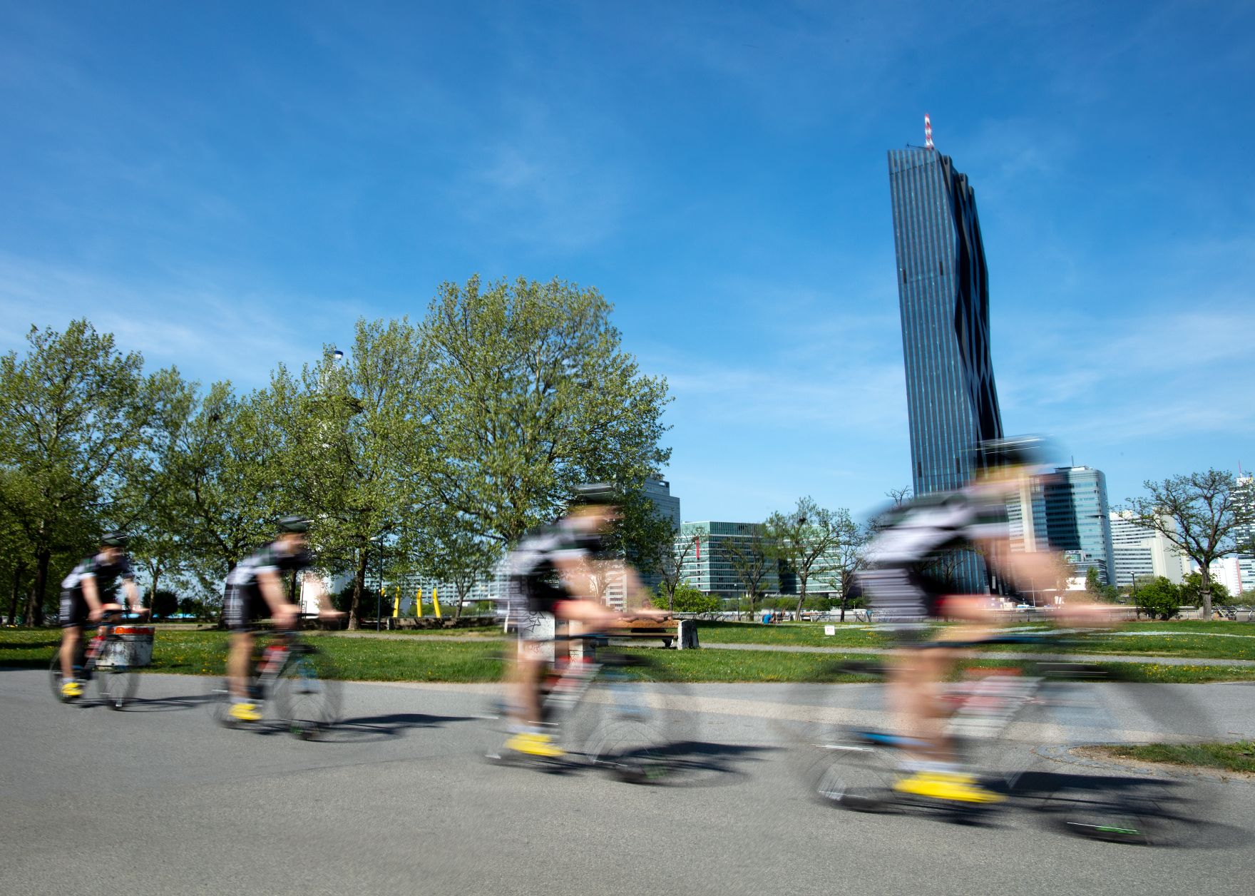 Radfahrer auf der Wiener Donauinsel. Schlagw&ouml;rter: Radfahrer, Donauinsel, Wien, DC Tower, Donau City Tower, Rat f&uuml;r Bildung, Jugend, Kultur, Sport, EYC