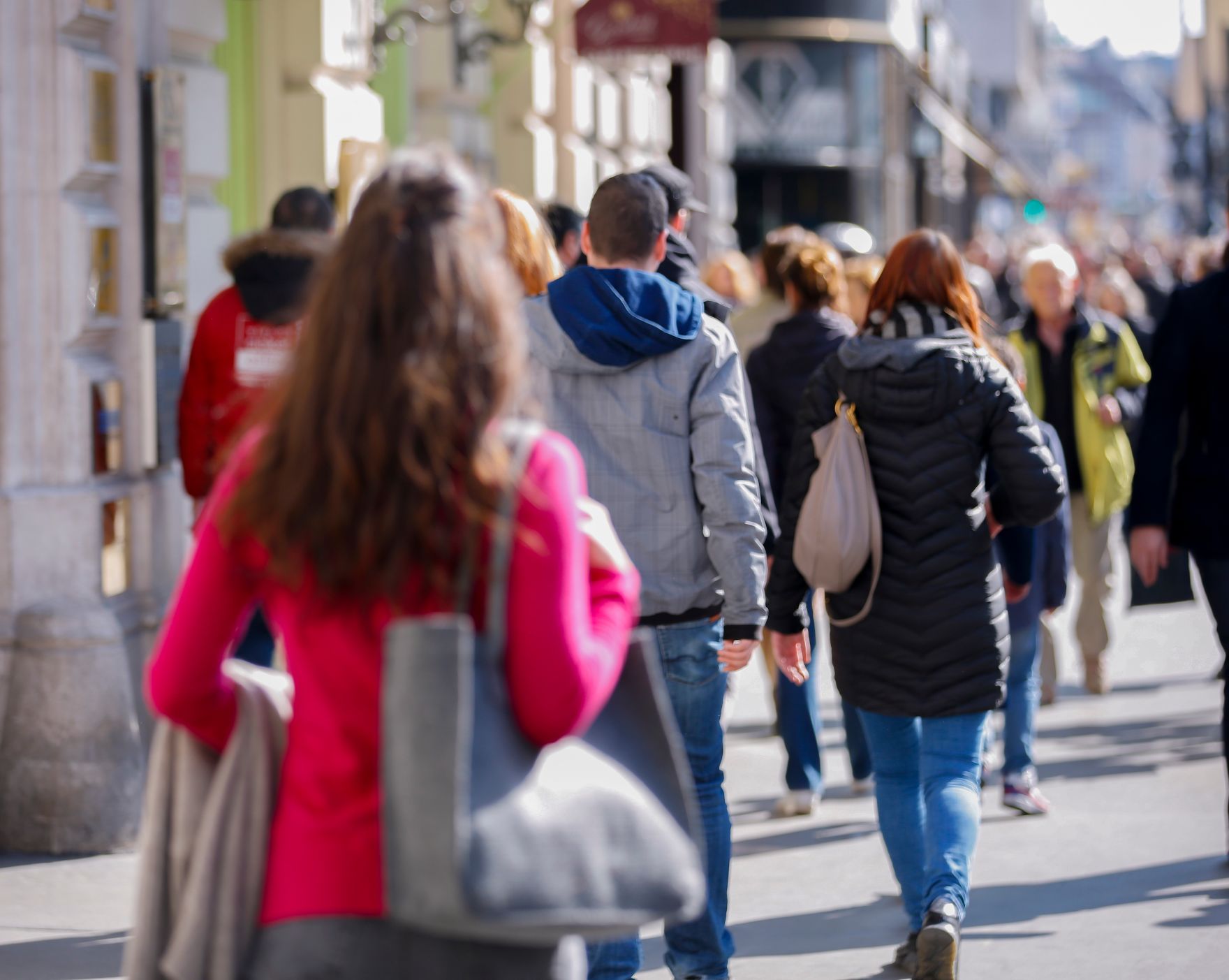 Passanten in den Wiener Einkaufsstra&szlig;en. Schlagw&ouml;rter: Passanten, Menschen, einkaufen, Stadt, Gesch&auml;fte, Stra&szlig;en