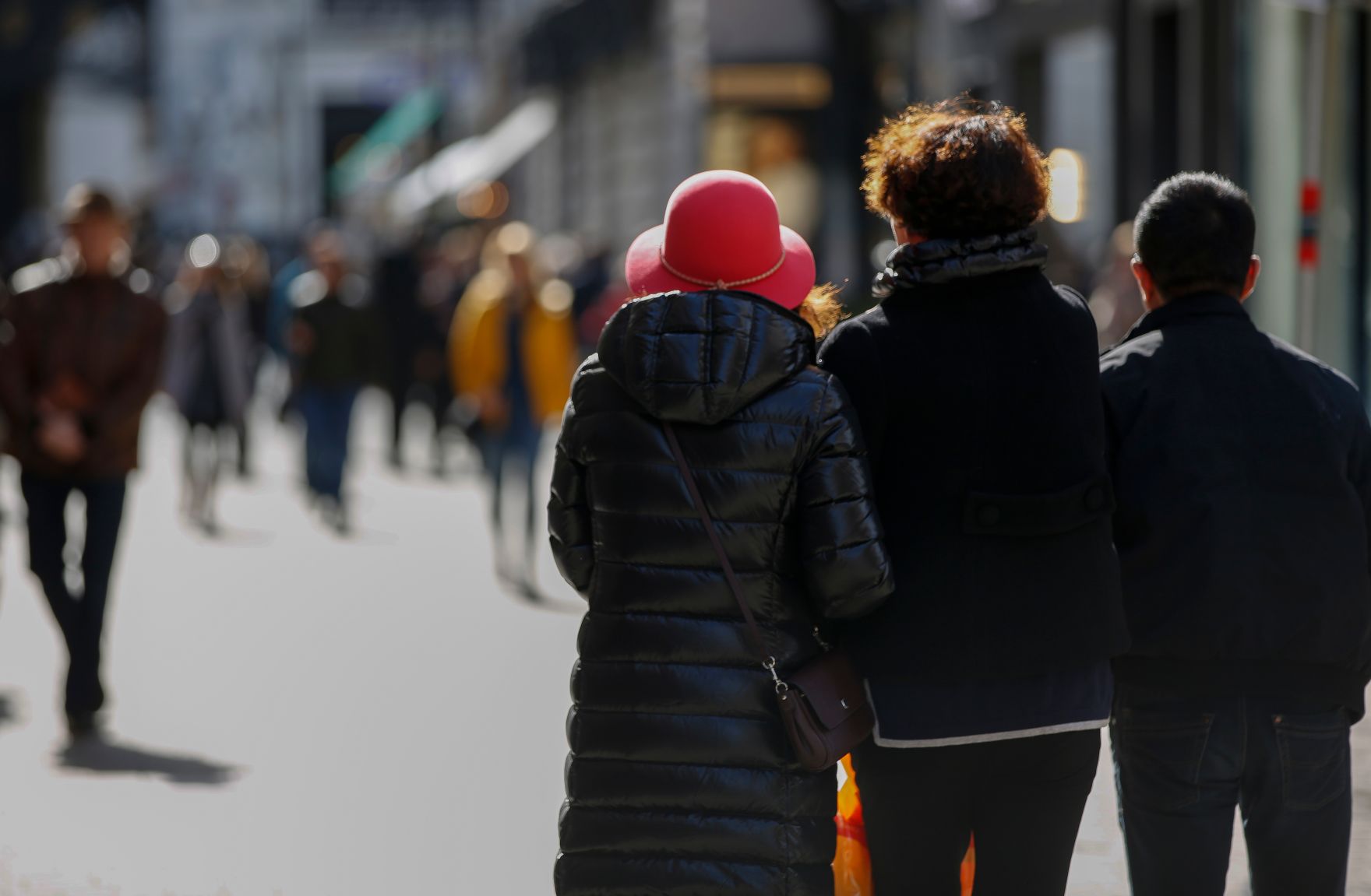 Passanten in den Wiener Einkaufsstra&szlig;en. Schlagw&ouml;rter: Passanten, Menschen, einkaufen, Stadt, Gesch&auml;fte, Stra&szlig;en, Touristen