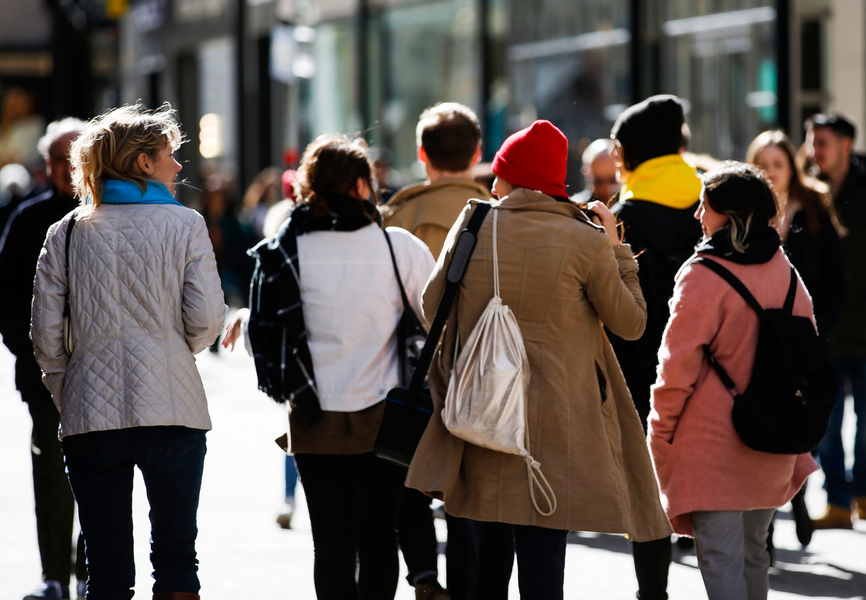 Passanten in den Wiener Einkaufsstra&szlig;en. Schlagw&ouml;rter: Passanten, Menschen, einkaufen, Stadt, Gesch&auml;fte, Stra&szlig;en, Touristen