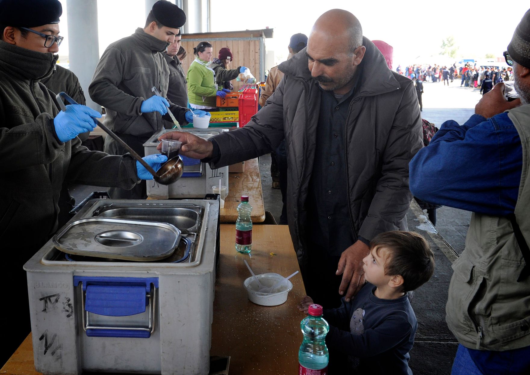 Sicherungseinsatz des &ouml;sterreichischen Bundesheeres beim Grenz&uuml;bertritt der Fl&uuml;chtlinge (Syrienkrieg) nach &Ouml;sterreich. Schlagw&ouml;rter: Sicherheit, Grenze, Krieg, Syrien, Fl&uuml;chtlinge, Bundesheer, Rat f&uuml;r Ausw&auml;rtige Angelegenheiten, FAC, Rat f&uuml;r Justiz und Inneres, JHA