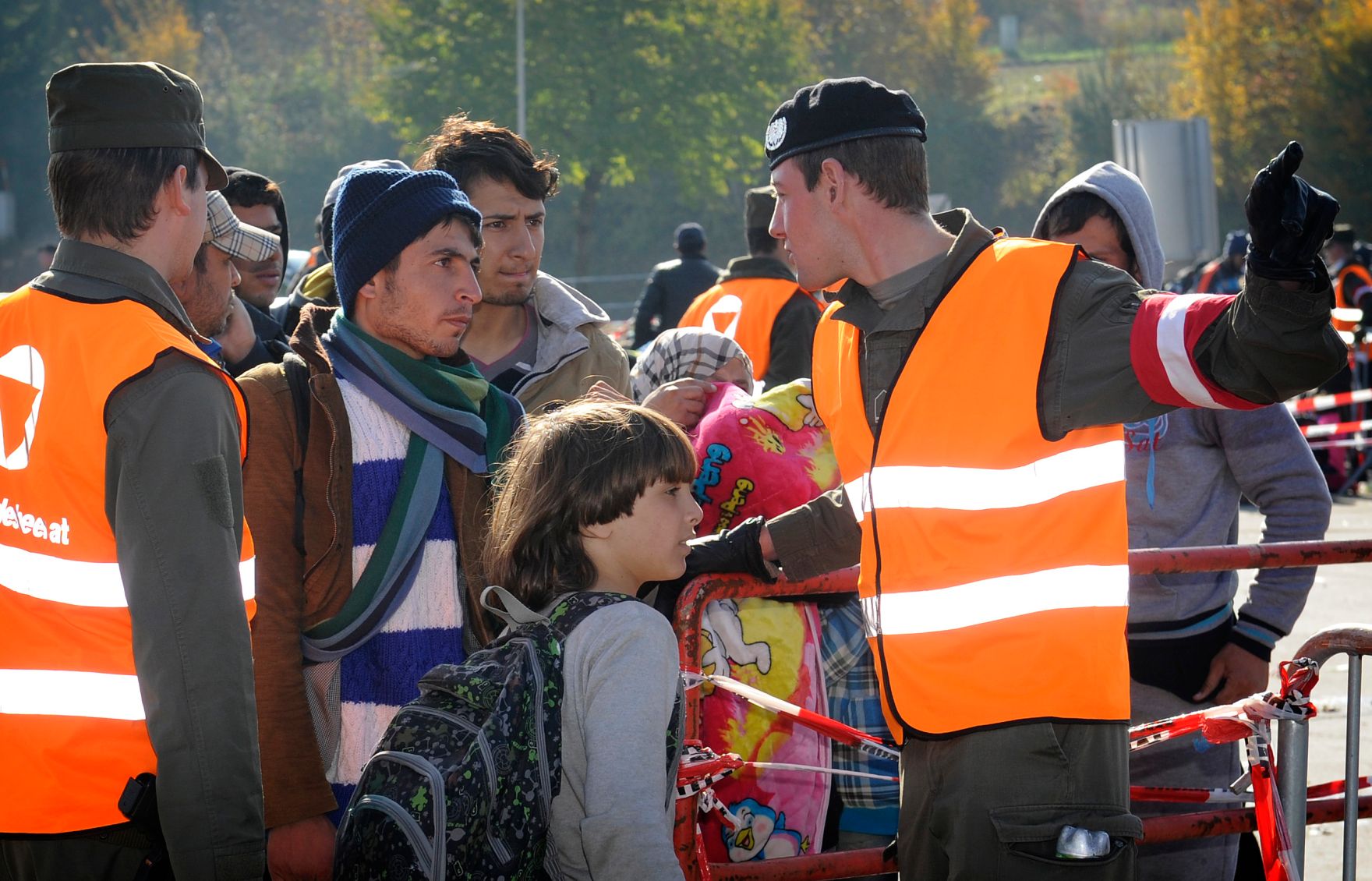 Sicherungseinsatz des &ouml;sterreichischen Bundesheeres beim Grenz&uuml;bertritt der Fl&uuml;chtlinge (Syrienkrieg) nach &Ouml;sterreich. Schlagw&ouml;rter: Sicherheit, Grenze, Krieg, Syrien, Fl&uuml;chtlinge, Bundesheer, Rat f&uuml;r Ausw&auml;rtige Angelegenheiten, FAC, Rat f&uuml;r Justiz und Inneres, JHA