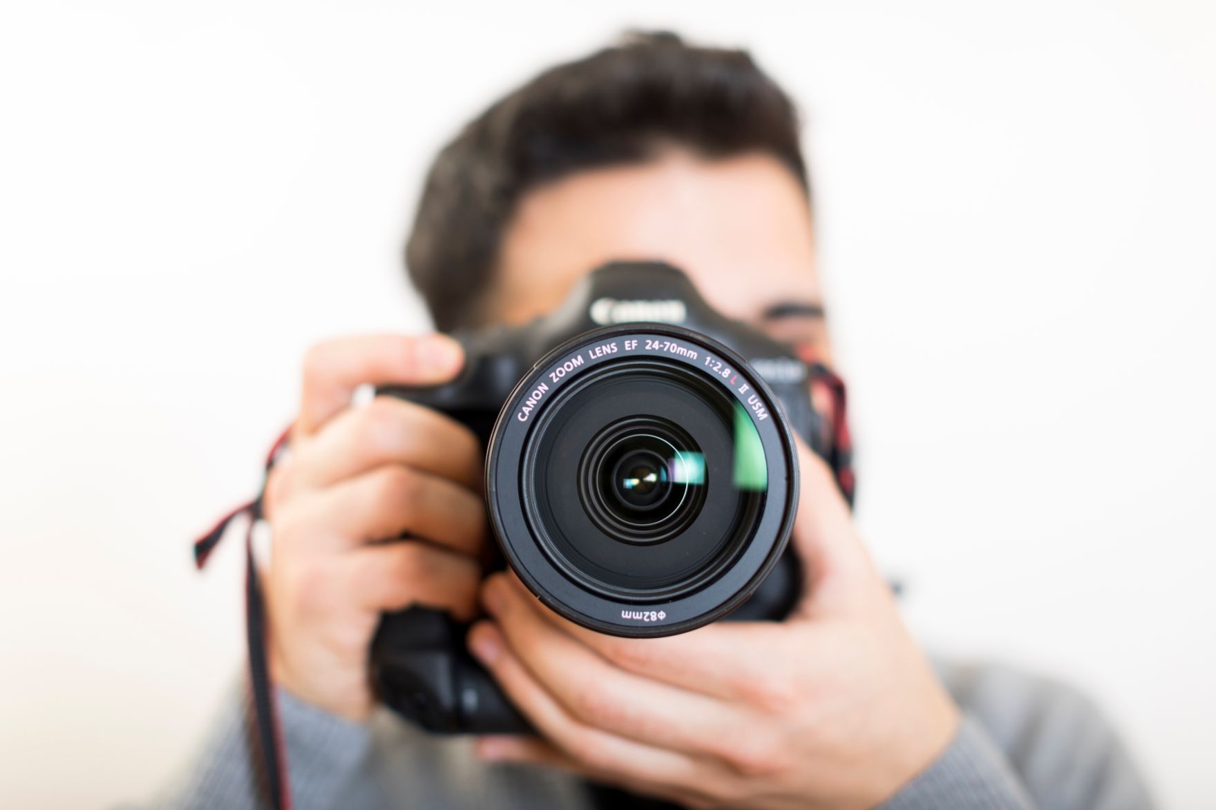 Ein Journalist mit einer Kamera. Schlagw&ouml;rter: Journalist, Kamera, Medien, Berichterstattung, Interview, Rat f&uuml;r Verkehr, Telekommunikation und Energie, TTE