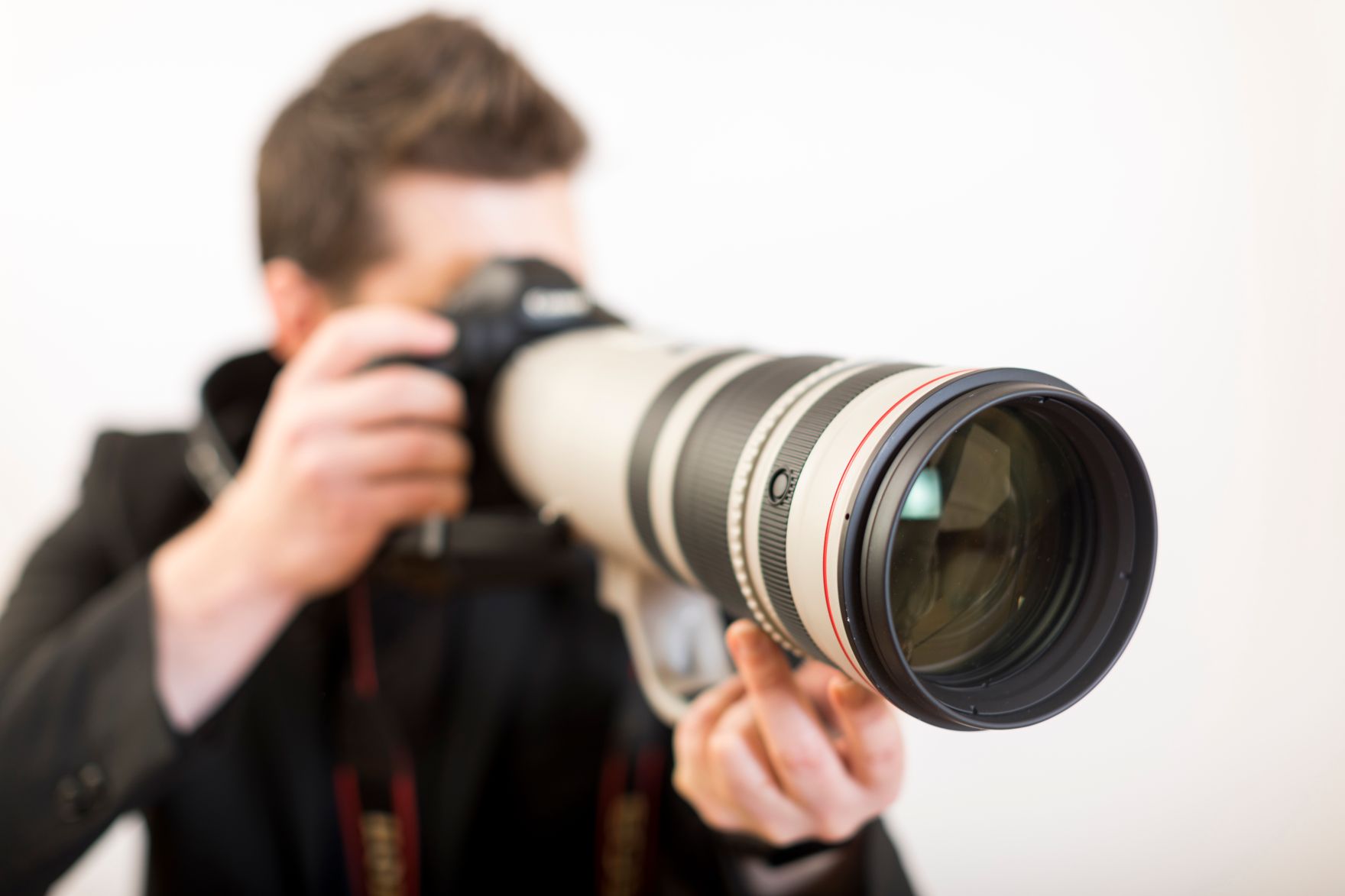 Ein Journalist mit einer Kamera. Schlagw&ouml;rter: Journalist, Kamera, Medien, Berichterstattung, Interview, Rat f&uuml;r Verkehr, Telekommunikation und Energie, TTE