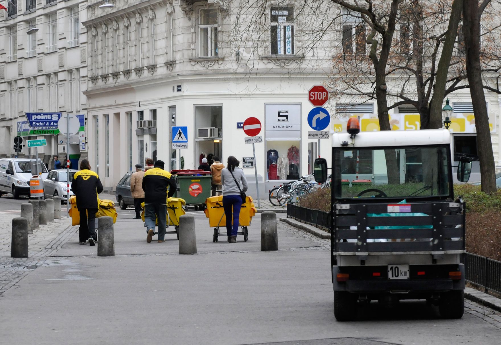 Drei Brieftr&auml;ger beim Austragen der Post. Schlagworte: Brieftr&auml;ger, Menschen, Post