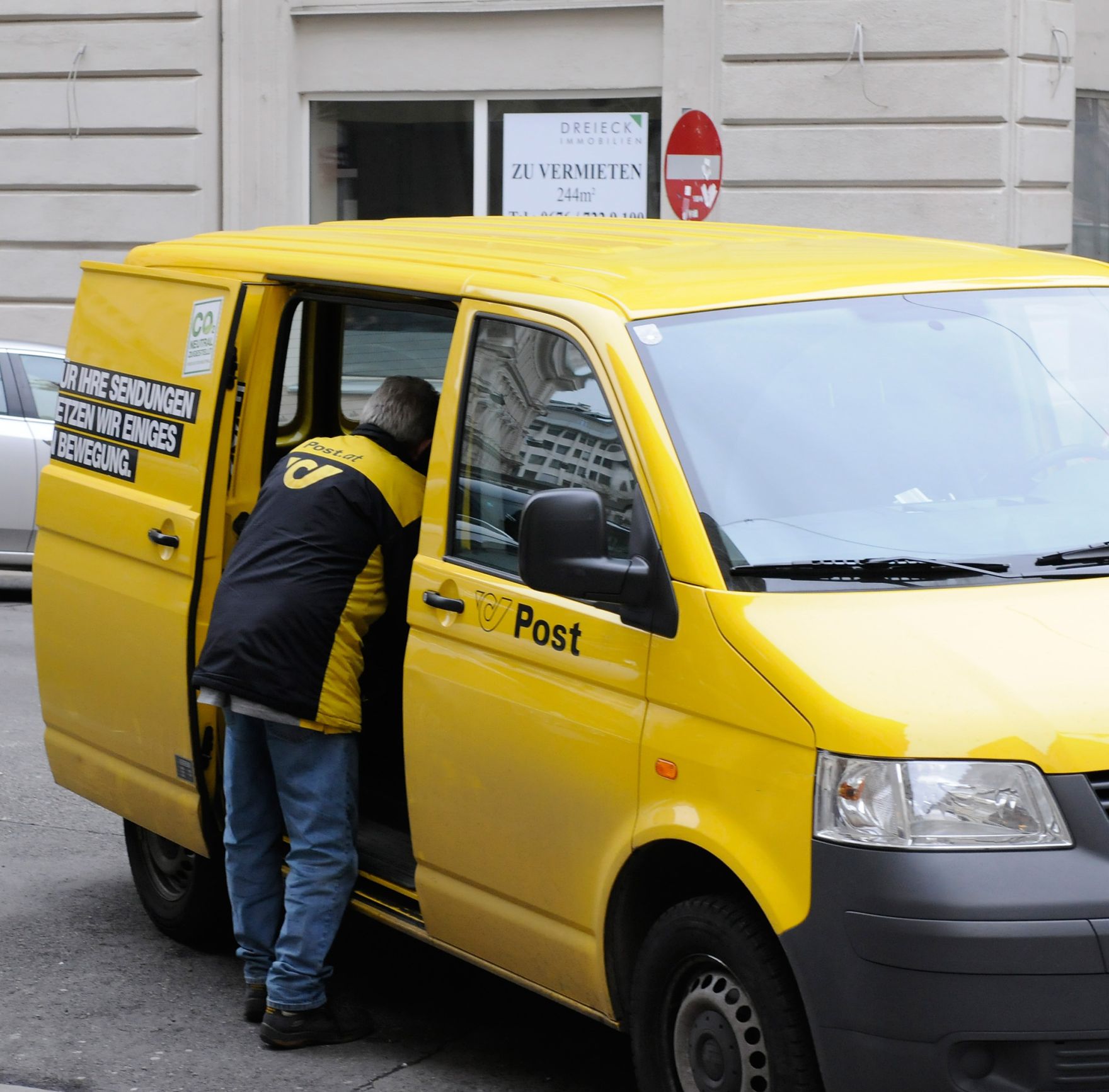 Ein Mitarbeiter der Post bei der Arbeit. Schlagworte: Auto, Menschen, Post