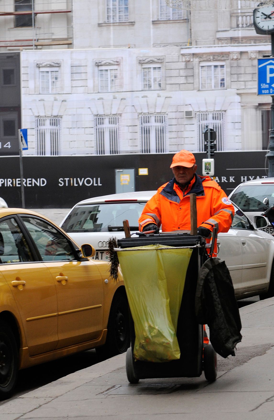 Ein Mitarbeiter der MA 48 bei der Arbeit. Schlagworte: MA 48, Menschen, M&uuml;ll