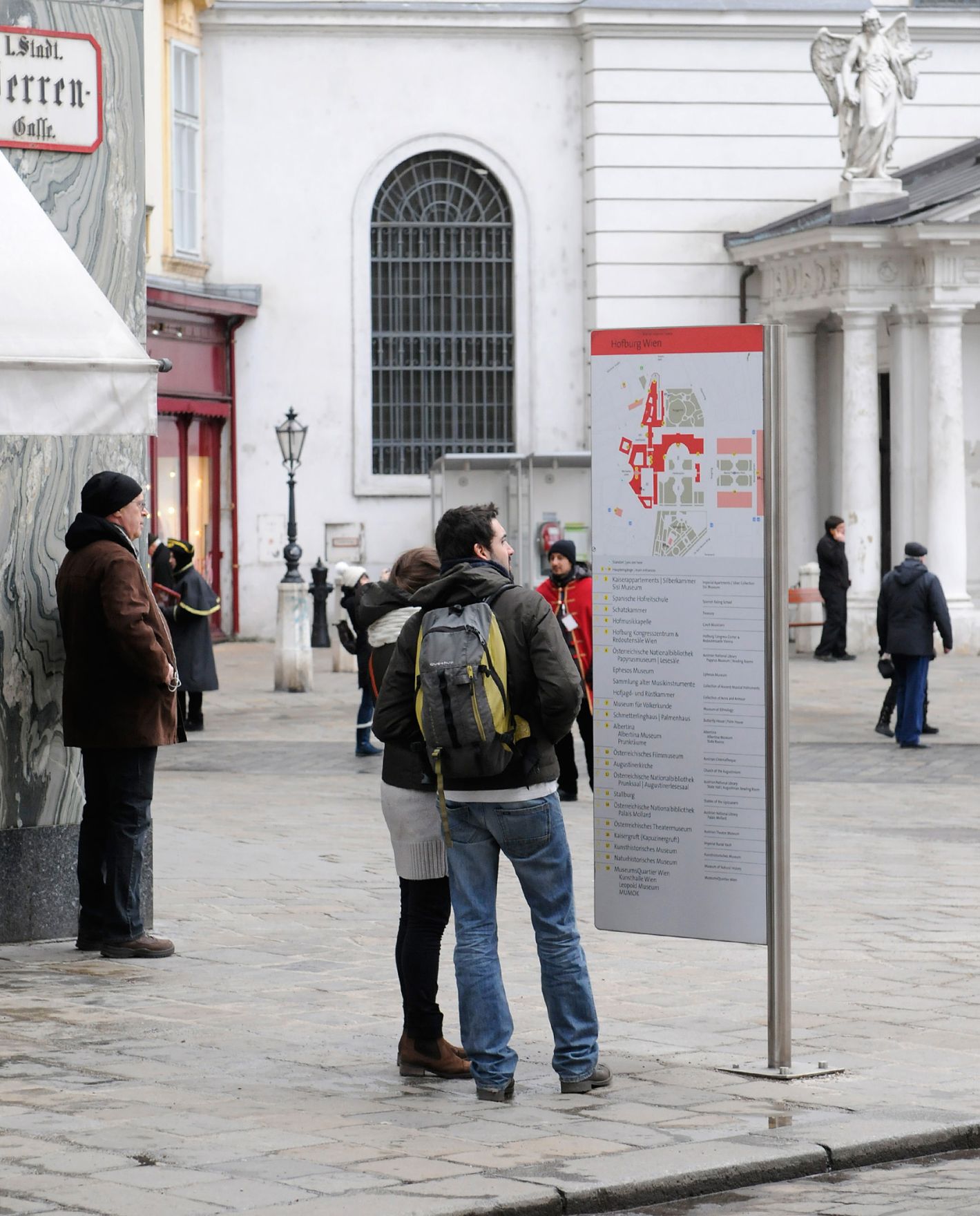 Touristen vor einem Informationsschild im ersten Bezirk. Schlagworte: Innenstadt, Menschen, Touristen