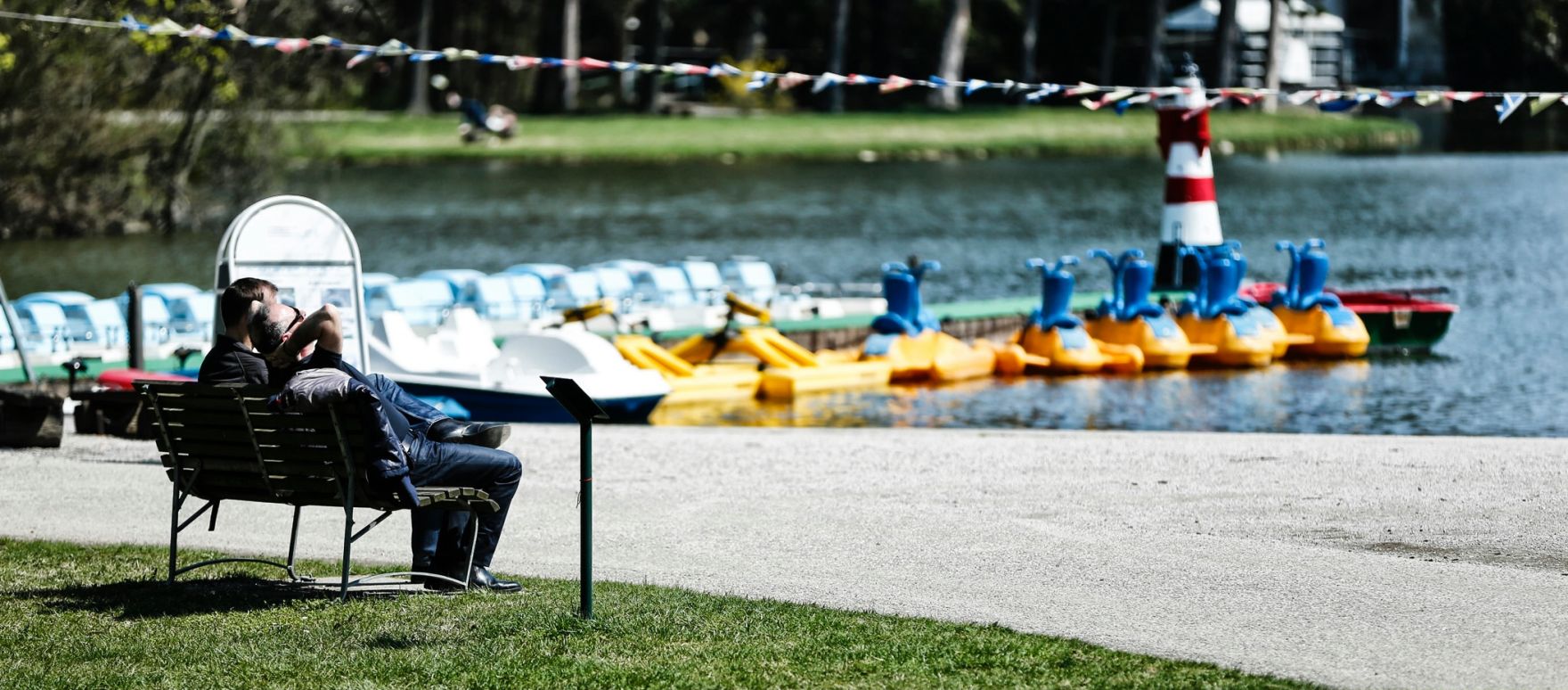 Eine fr&uuml;hlingshafte Aufnahme des Parks von Laxenburg. Schlagworte: B&auml;ume, Boote, Fr&uuml;hling, Menschen, Natur, Park, Parkbank, Pflanzen, Wasser