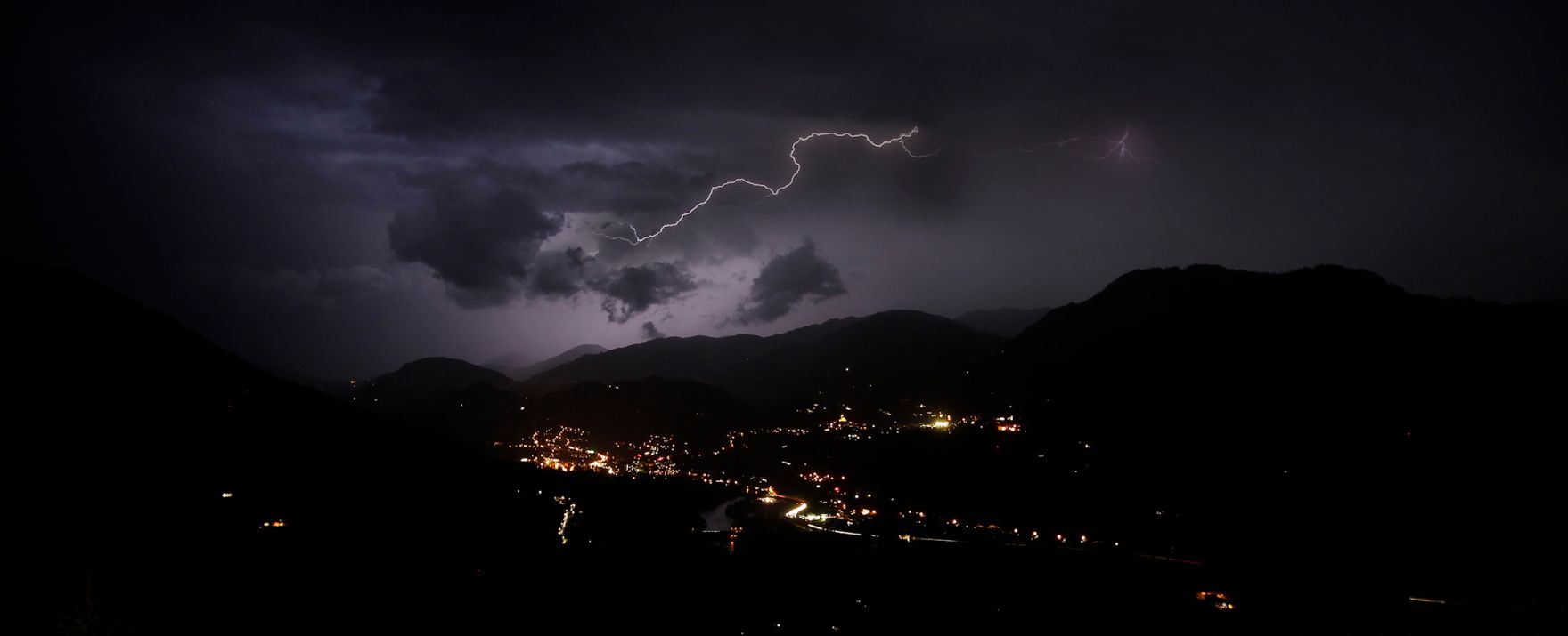 Ein Gewitter &uuml;ber Sankt Johann im Pongau. Schlagworte: Berge, Blitz, Himmel, Landschaft, Nacht, Natur, Schlechtwetter, Tal, Unwetter, Wolken