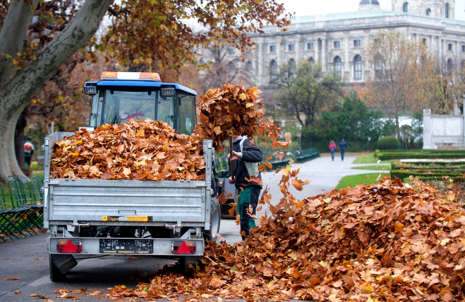 Laubarbeiten im Volksgarten. Schlagworte: Bl&auml;tter, Fahrzeug, Herbst, Laub, Natur