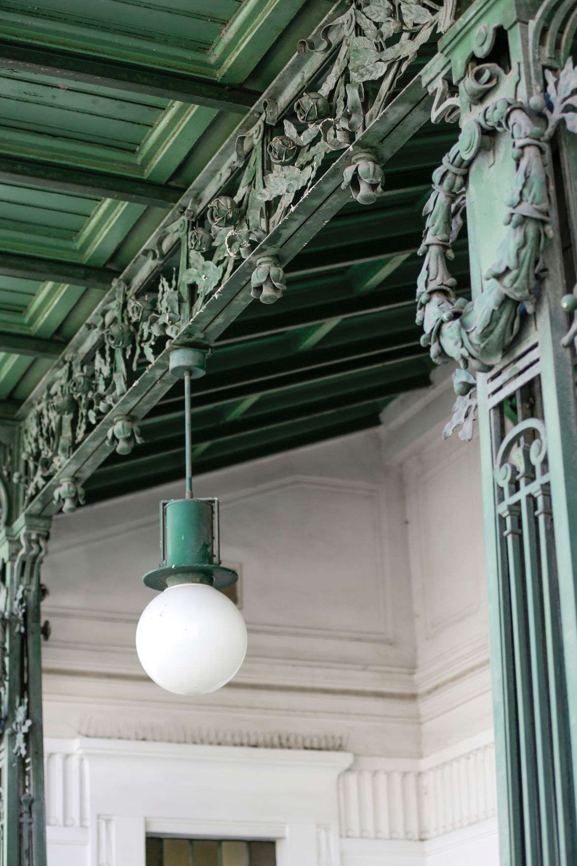 Der Aufgang der U4-Station Pilgramgasse im Otto-Wagner-Stil. Schlagworte: Otto Wagner, U-Bahn, Architektur