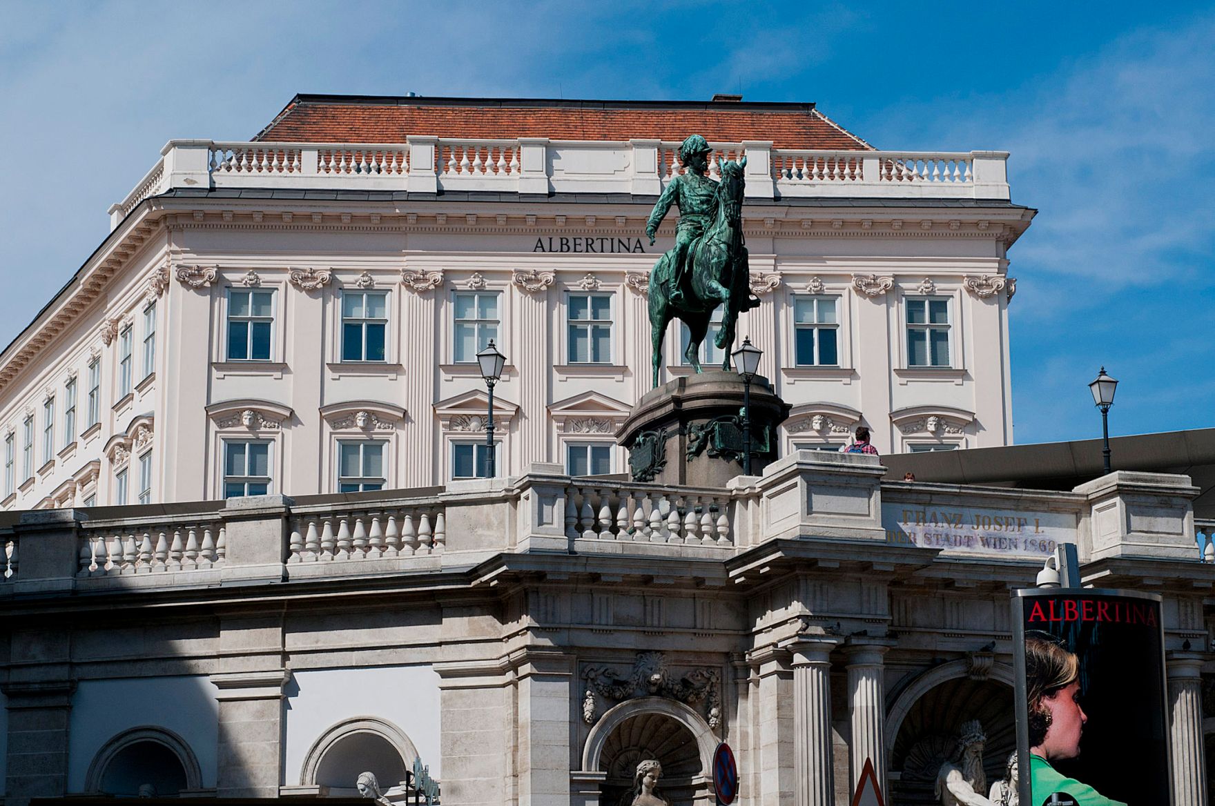 Albertina von der Staatsoper aus gesehen und die Reiterstautue von Kaiser Franz Josef I. Schlagworte: Architektur, Denkmal, Geb&auml;ude, Sehensw&uuml;rdigkeit, Stadtlandschaft, Statue