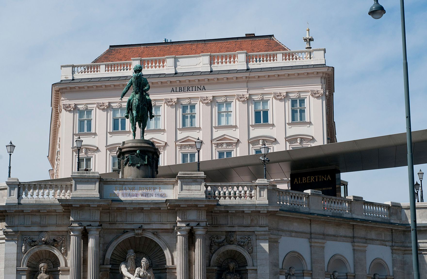 Albertina von der Staatsoper aus gesehen und die Reiterstautue von Kaiser Franz Josef I. Schlagworte: Architektur, Denkmal, Geb&auml;ude, Sehensw&uuml;rdigkeit, Stadtlandschaft, Statue
