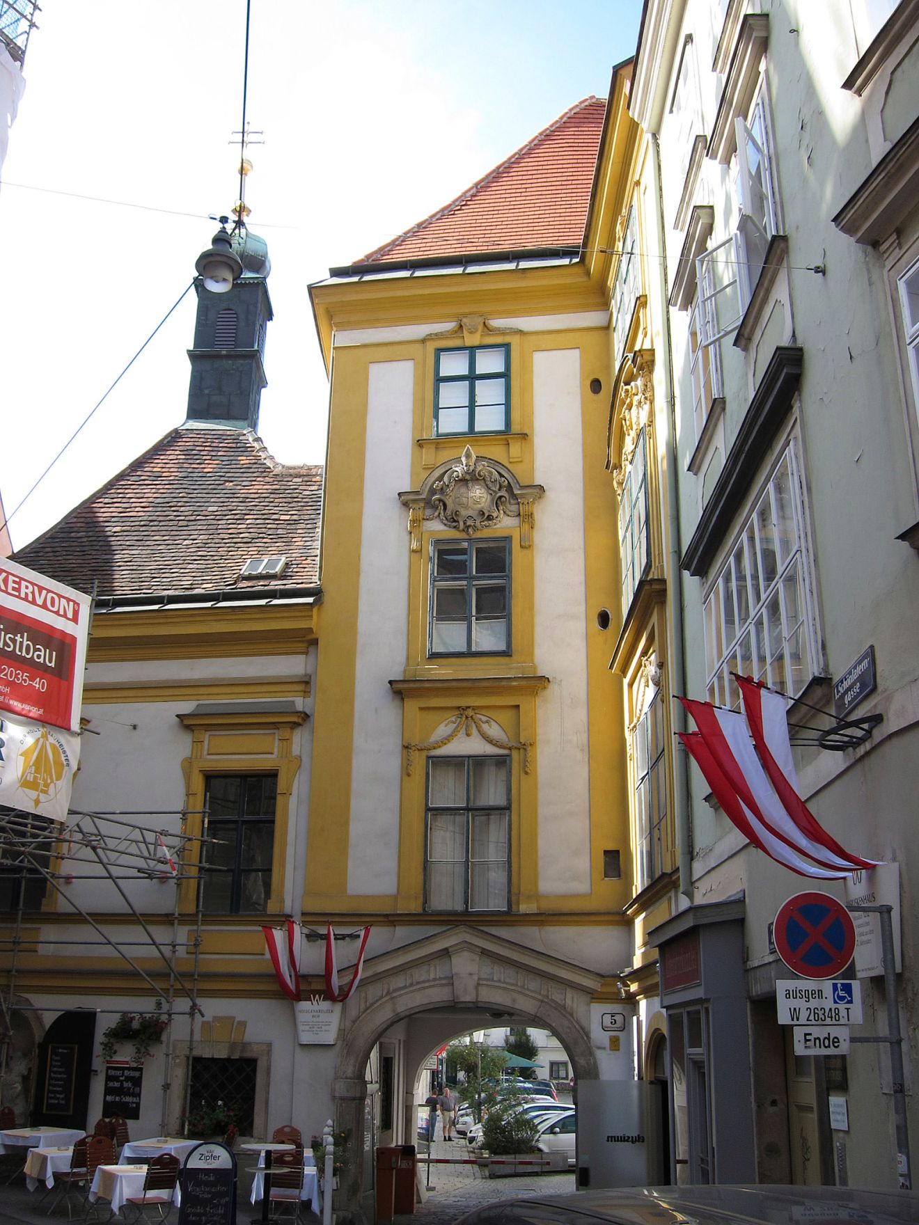 Das Basiliskenhaus (r.) in der Sch&ouml;nlaterngasse. Schlagworte: Architektur, Denkmal, Geb&auml;ude, Sehensw&uuml;rdigkeit, Stadtlandschaft
