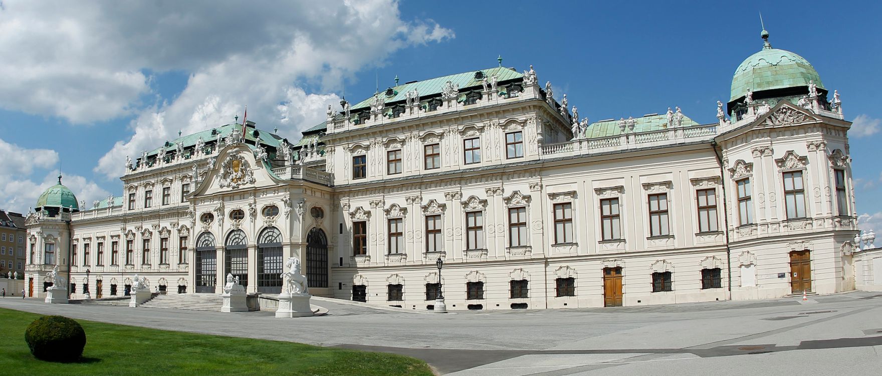 Das Obere Belvedere (S&uuml;dseite) mit bew&ouml;lktem Himmel. Schlagworte: Architektur, Geb&auml;ude, Himmel, Schloss, Sehensw&uuml;rdigkeit, Stadtlandschaft, Wolken