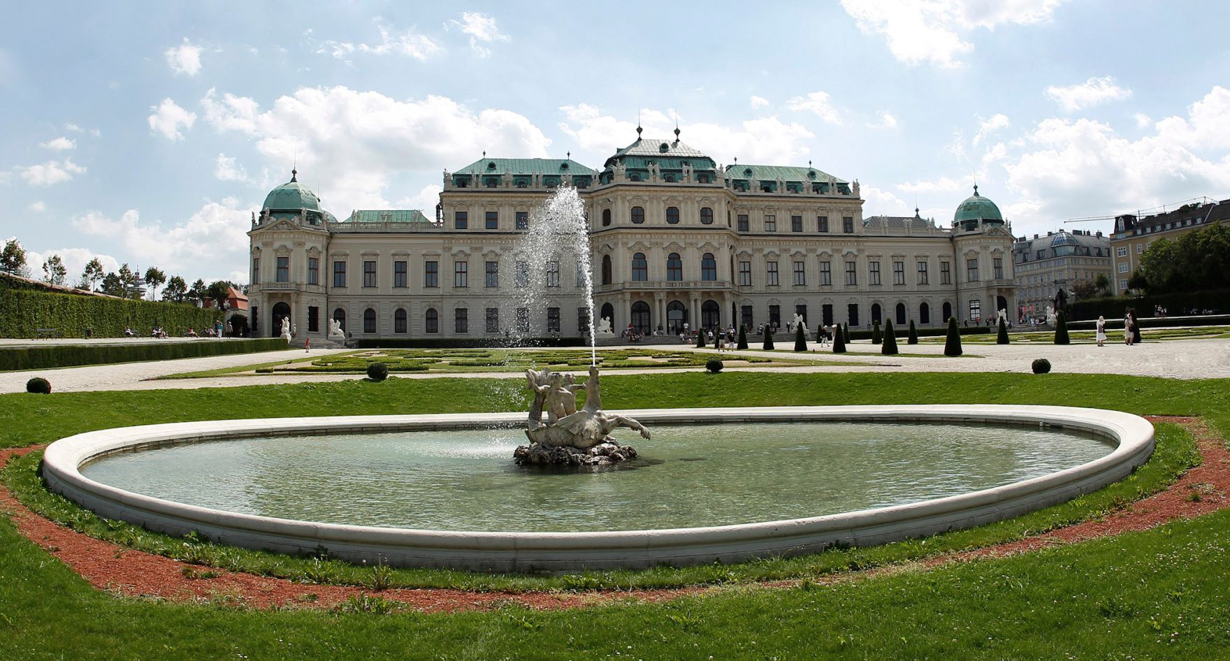 Das Obere Belvedere (Nordseite) mit bew&ouml;lktem Himmel und Springbrunnen im Vordergrund. Schlagworte: Architektur, Brunnen, Geb&auml;ude, Himmel, Natur, Park, Schloss, Sehensw&uuml;rdigkeit, Stadtlandschaft, Teich, Wasser, Wolken