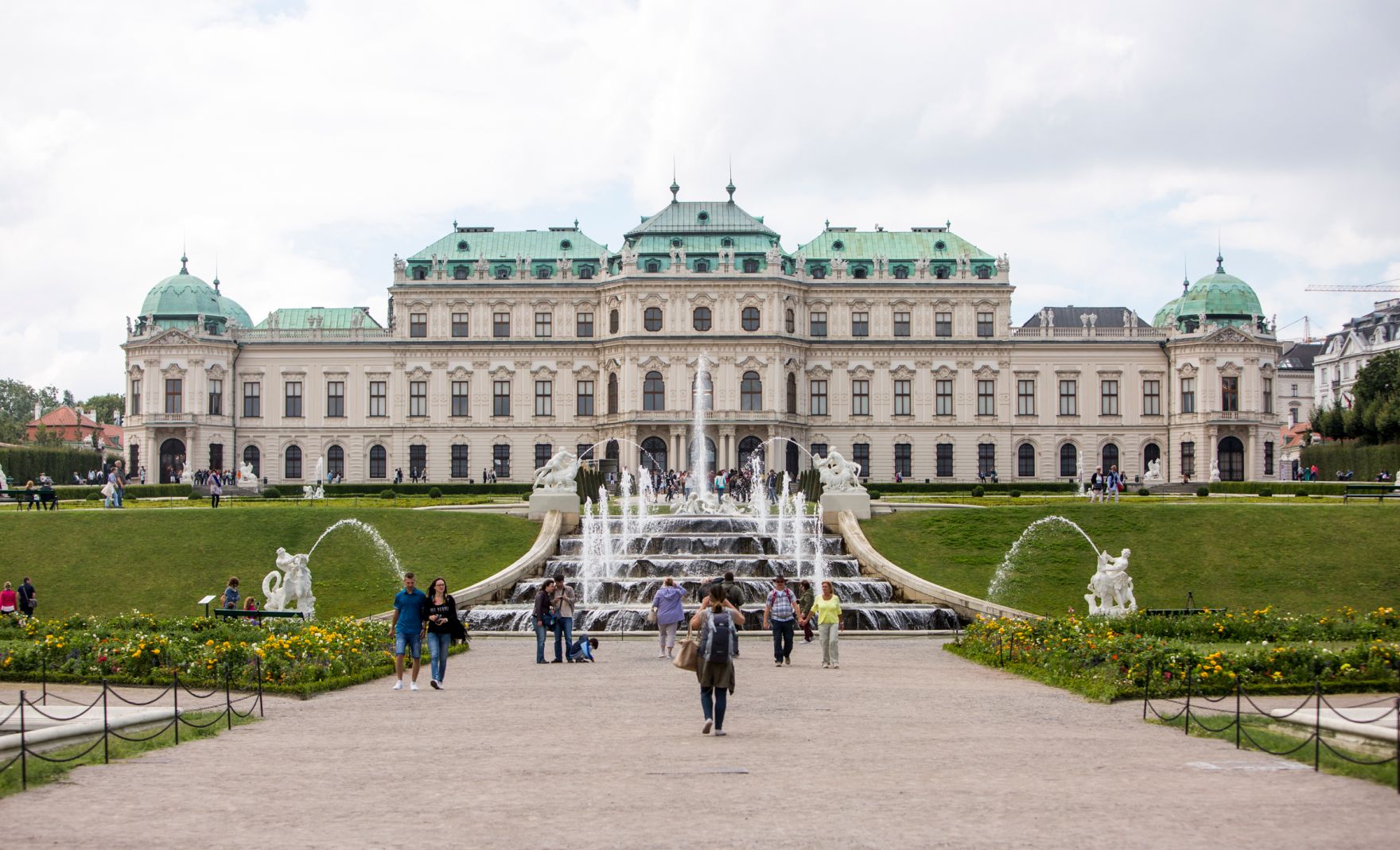 Das Obere Belvedere (Nordseite) mit bew&ouml;lktem Himmel und Springbrunnen. Schlagworte: Architektur, Brunnen, Geb&auml;ude, Himmel, Natur, Park, Schloss, Sehensw&uuml;rdigkeit, Stadtlandschaft, Teich, Wasser, Wolken