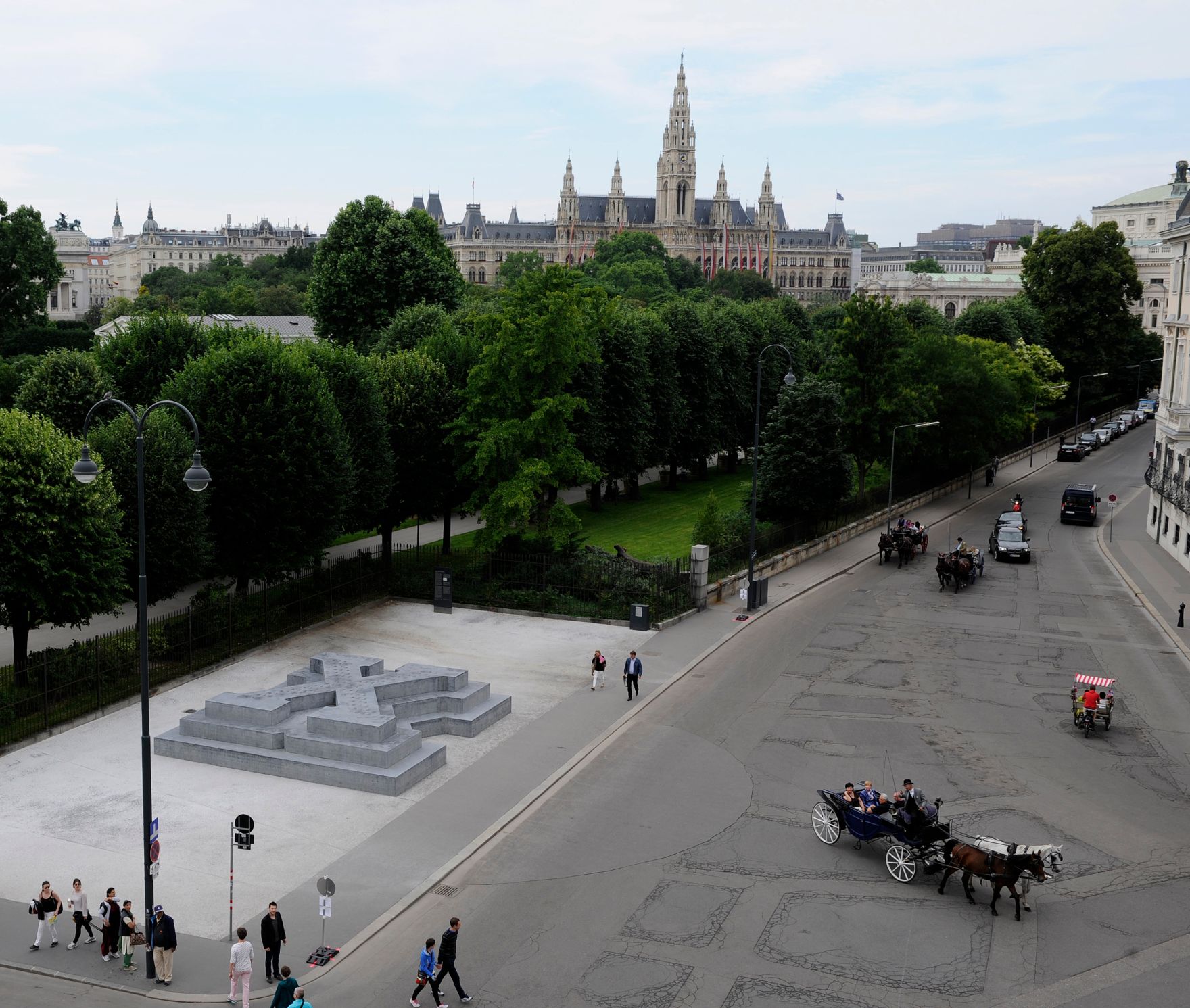 Das Denkmal f&uuml;r die Verfolgten der NS-Milit&auml;rjustiz am Wiener Ballhausplatz. K&uuml;nstler: Olaf Nicolai | 2014 Schlagworte: Architektur, Denkmal, Natur, Rathaus, Sehensw&uuml;rdigkeit, Stadtlandschaft, Volksgarten
