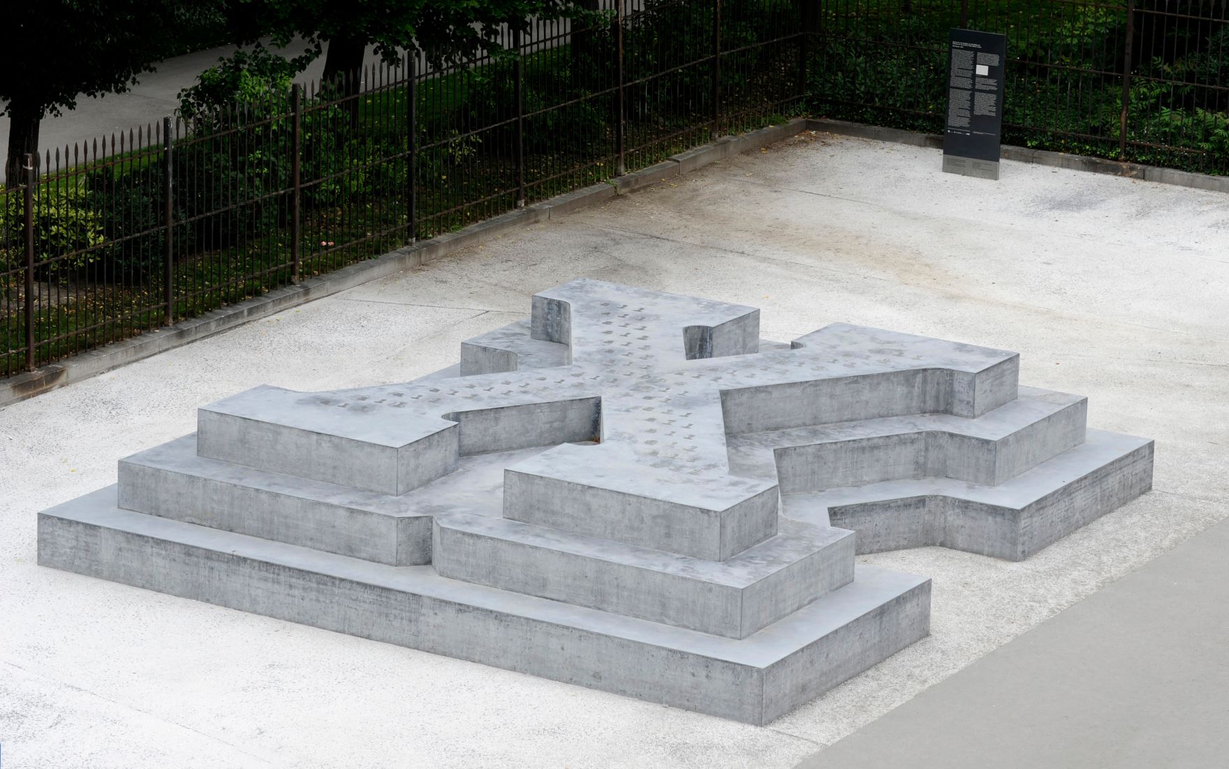 Das Denkmal f&uuml;r die Verfolgten der NS-Milit&auml;rjustiz am Wiener Ballhausplatz. K&uuml;nstler: Olaf Nicolai | 2014 Schlagworte: Architektur, Denkmal, Sehensw&uuml;rdigkeit, Stadtlandschaft