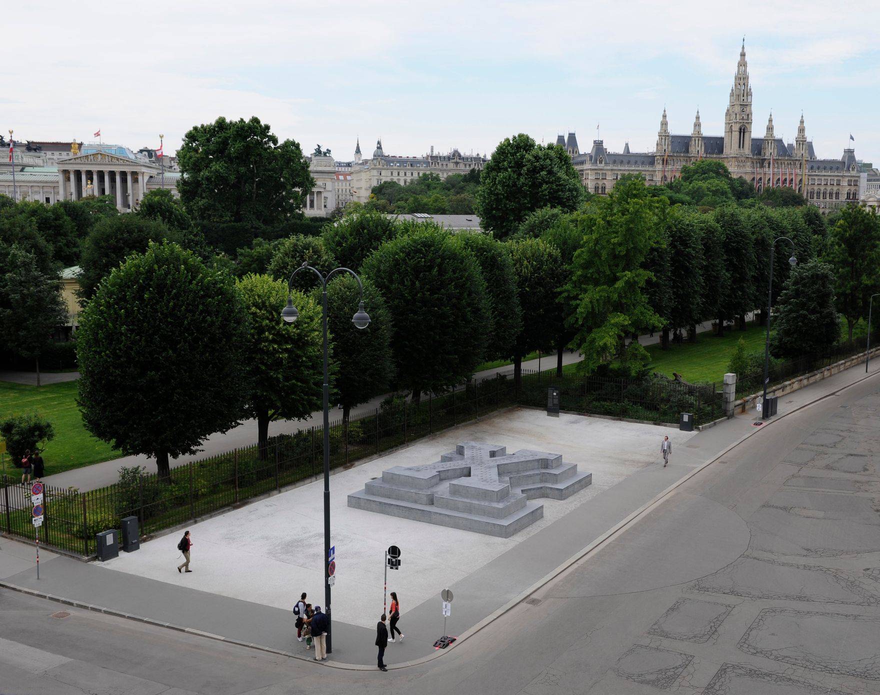 Das Denkmal f&uuml;r die Verfolgten der NS-Milit&auml;rjustiz am Wiener Ballhausplatz. K&uuml;nstler: Olaf Nicolai | 2014 Schlagworte: Architektur, Denkmal, Natur, Parlament, Rathaus, Sehensw&uuml;rdigkeit, Stadtlandschaft, Volksgarten