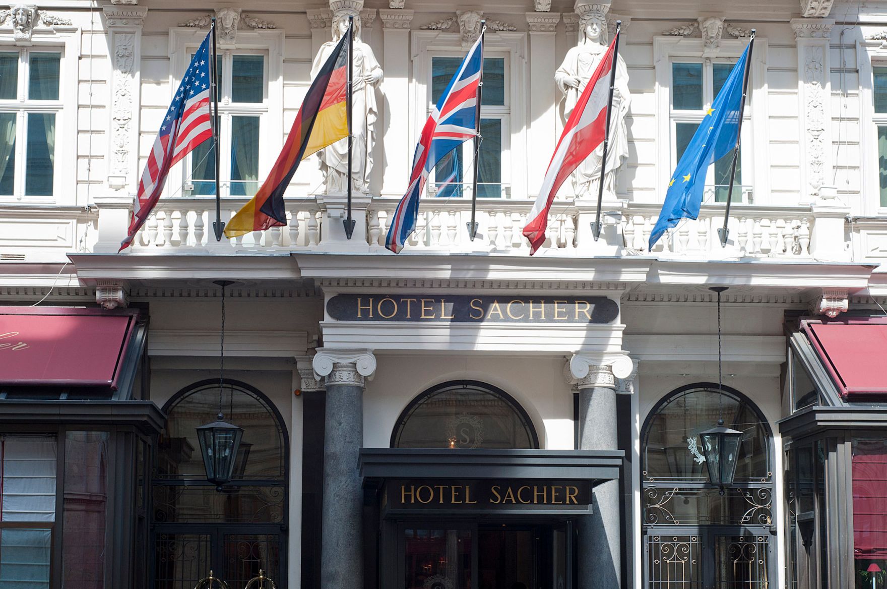 Die Fahnen am Hotel Sacher. Schlagworte: Architektur, Fahnen, Flaggen, Geb&auml;ude, Sehensw&uuml;rdigkeit, Stadtlandschaft
