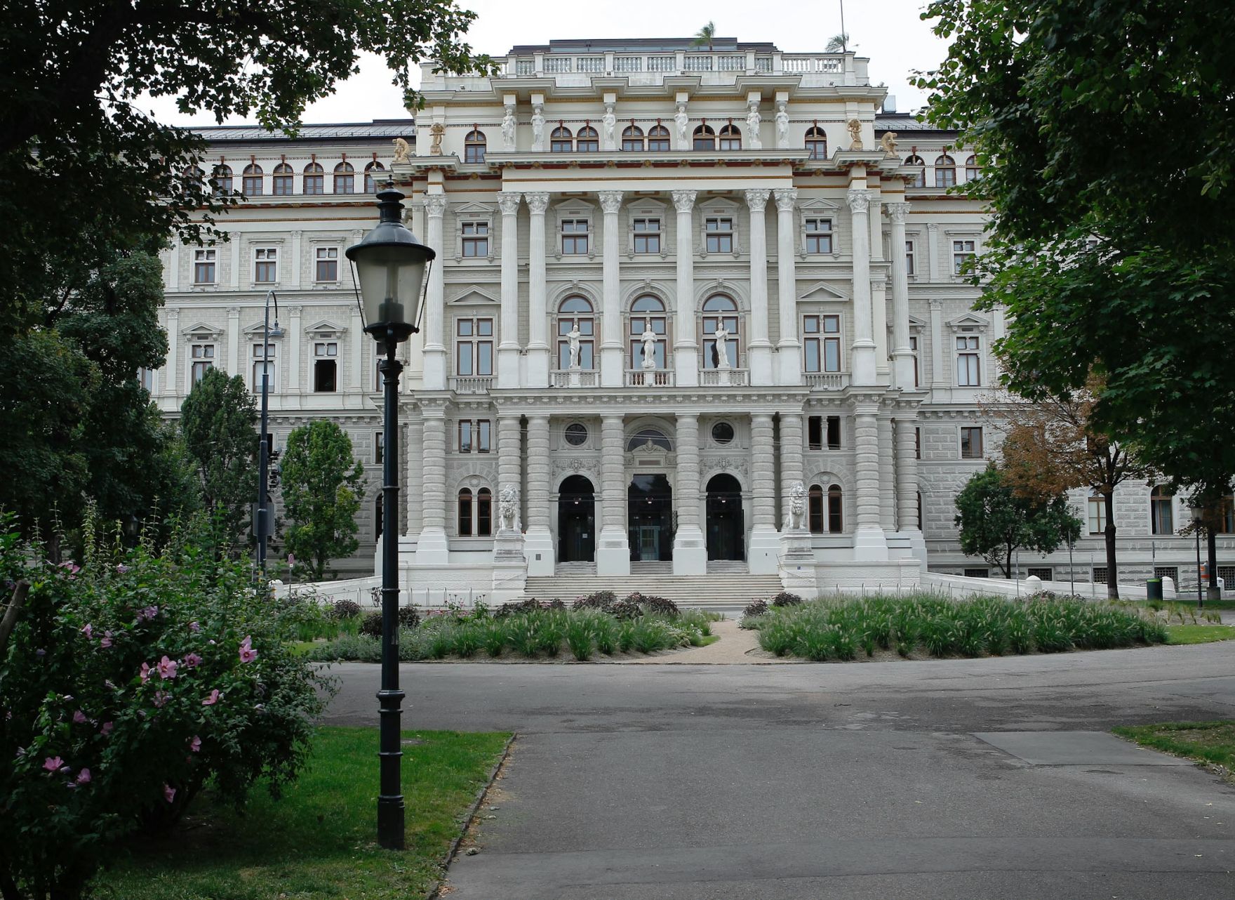 Der Justizpalast am Schmerlingplatz (R&uuml;ckseite). Schlagworte: B&auml;ume, Geb&auml;ude, Laterne, Natur, Park, Sehensw&uuml;rdigkeiten