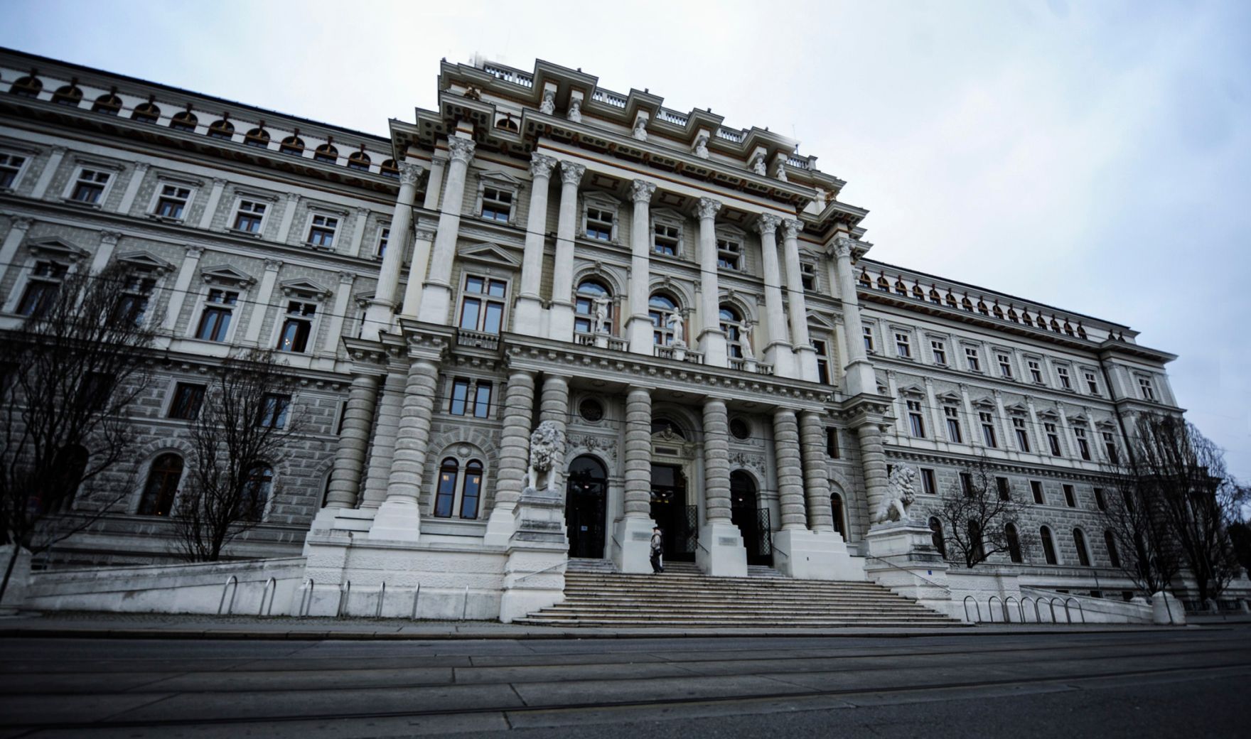 Der Justizpalast am Schmerlingplatz (Vorderseite). Schlagworte: Fenster, Geb&auml;ude, Sehensw&uuml;rdigkeiten, Strasse, Statuen, Stiegen, S&auml;ulen