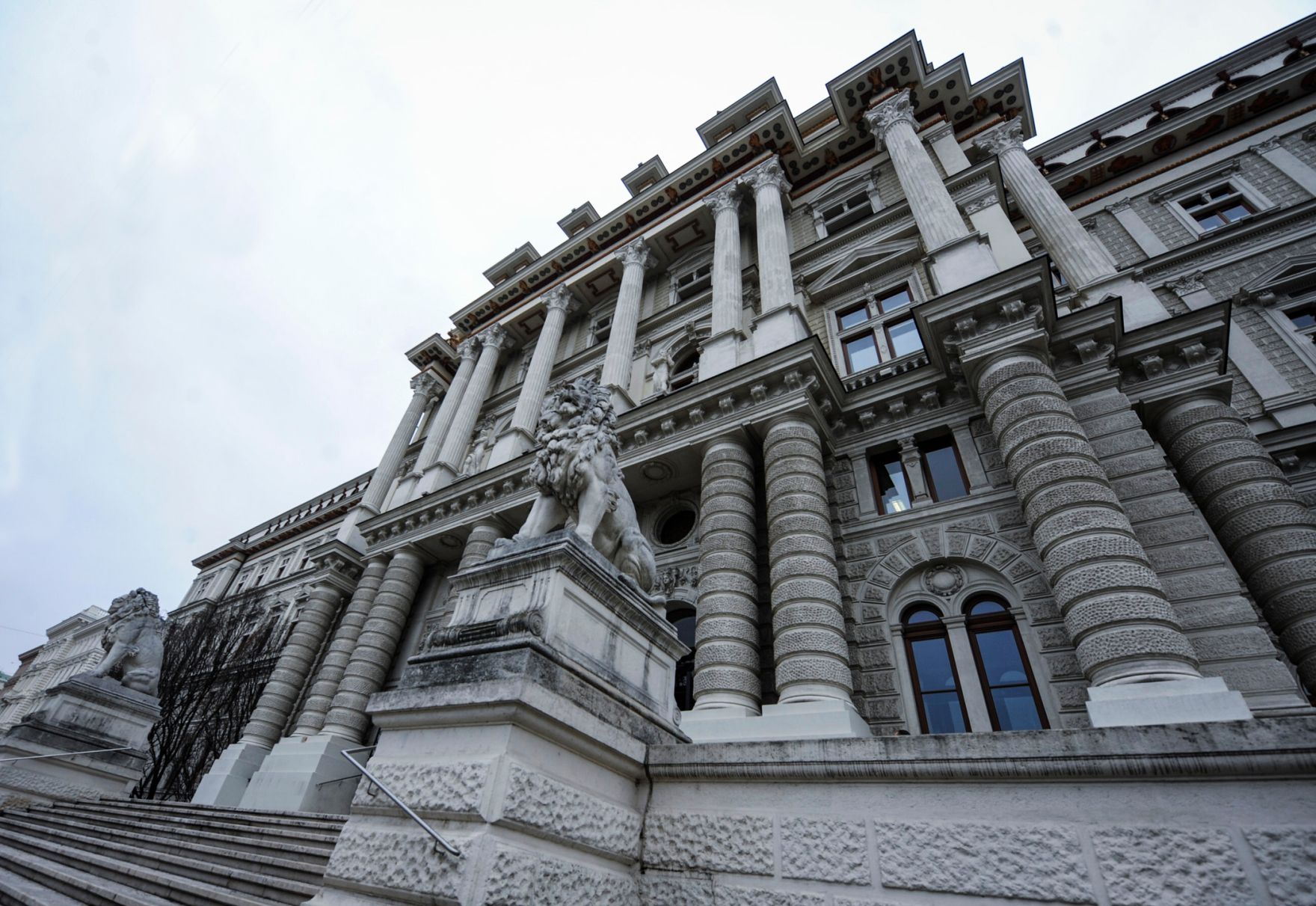 Der Justizpalast am Schmerlingplatz (Vorderseite). Schlagworte: Fenster, Geb&auml;ude, L&ouml;we, Sehensw&uuml;rdigkeiten, Statuen, Stiegen, S&auml;ulen