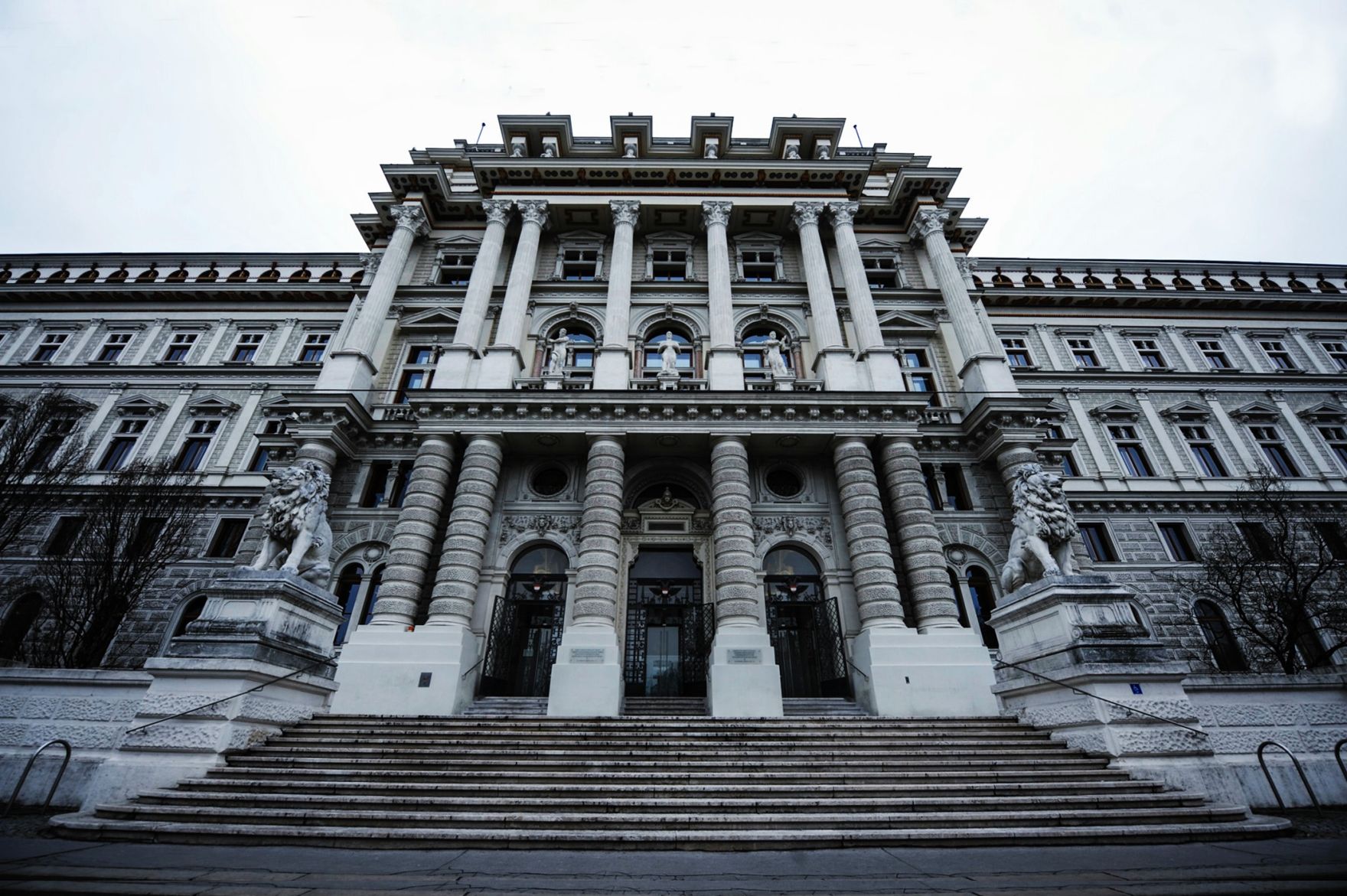 Der Justizpalast am Schmerlingplatz (Vorderseite). Schlagworte: Fenster, Geb&auml;ude, Sehensw&uuml;rdigkeiten, Statuen, Stiegen, S&auml;ulen