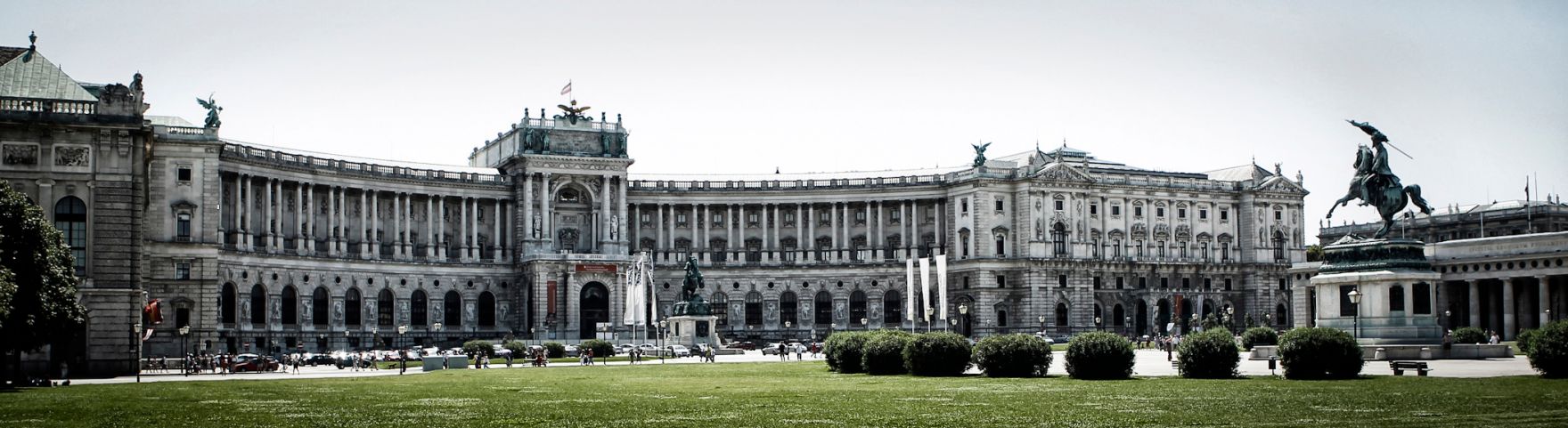 Die &Ouml;sterreichische Nationalbibliothek. Davor der Heldenplatz mit den beiden Reiterdenkm&auml;lern von Prinz Eugen (l.) und Erzherzog Karl (r.). Rechts das &Auml;u&szlig;ere Burgtor. Schlagworte: Architektur, Denkmal, Geb&auml;ude, Natur, Park, Statue, Sehensw&uuml;rdigkeit, Stadtlandschaft