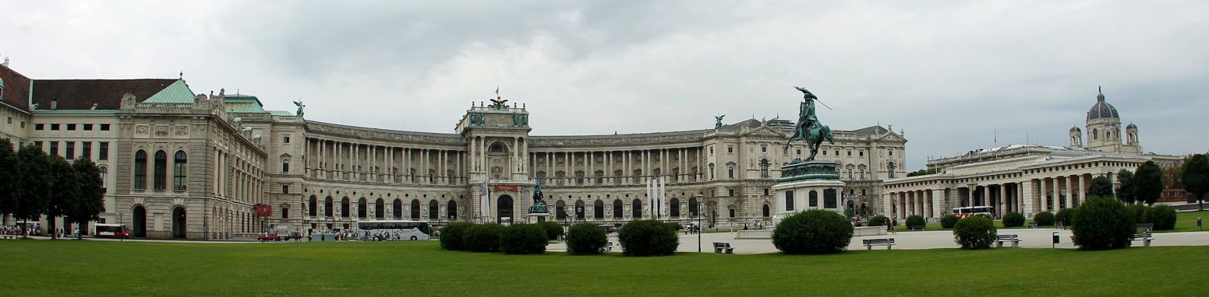 Die &Ouml;sterreichische Nationalbibliothek. Davor der Heldenplatz mit den beiden Reiterdenkm&auml;lern von Prinz Eugen (l.) und Erzherzog Karl (r.). Rechts das &Auml;u&szlig;ere Burgtor. Schlagworte: Architektur, Denkmal, Geb&auml;ude, Natur, Park, Statue, Sehensw&uuml;rdigkeit, Stadtlandschaft