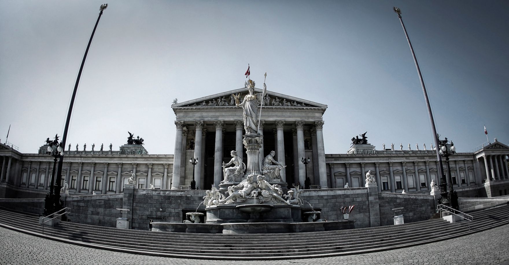 Das Parlamentsgeb&auml;ude mit dem Pallas Athene Brunnen davor. Schlagworte: Architektur, Brunnen, Denkmal, Geb&auml;ude, Statue, Sehensw&uuml;rdigkeit, Stadtlandschaft