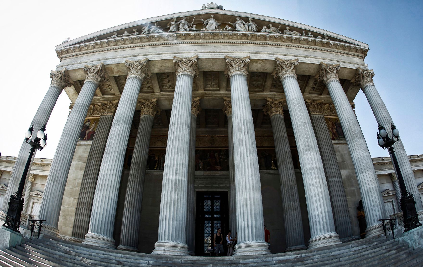 Die S&auml;ulen am Haupteingang des Parlamentsgeb&auml;udes. Schlagworte: Architektur, Brunnen, Denkmal, Geb&auml;ude, Statue, Sehensw&uuml;rdigkeit, Stadtlandschaft