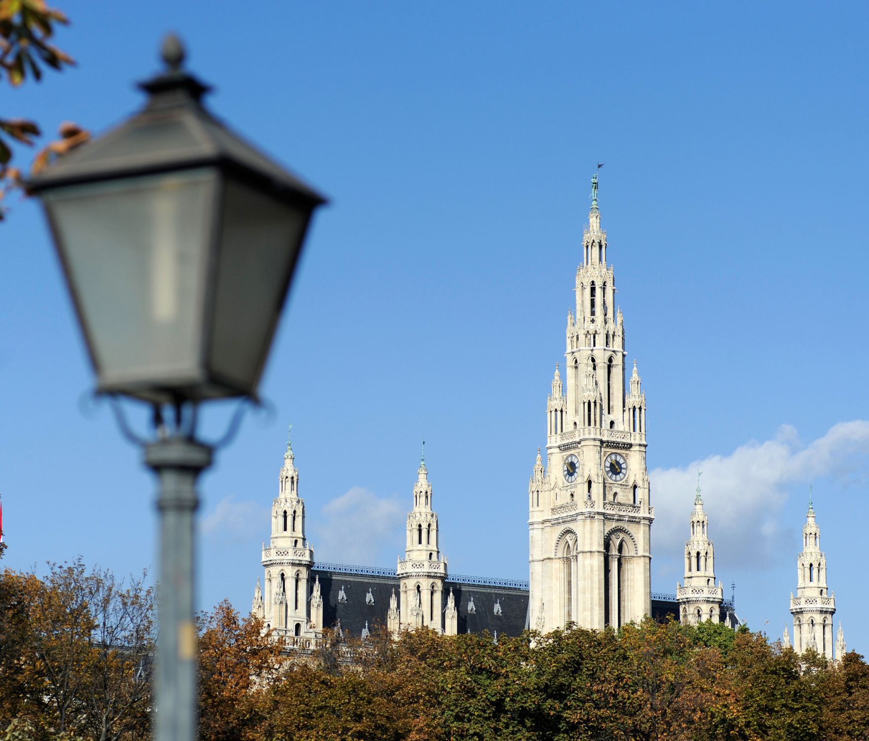 Das Wiener Rathaus, mit einer Laterne im Vordergrund im Volksgarten. Schlagworte: Architektur, Geb&auml;ude, Himmel, Laterne, Sehensw&uuml;rdigkeit, Stadtlandschaft