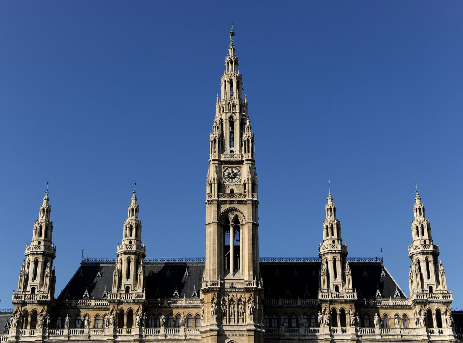 Im Bild das Wiener Rathaus. Schlagworte: Architektur, Geb&auml;ude, Himmel, Sehensw&uuml;rdigkeit, Stadtlandschaft, Uhrturm