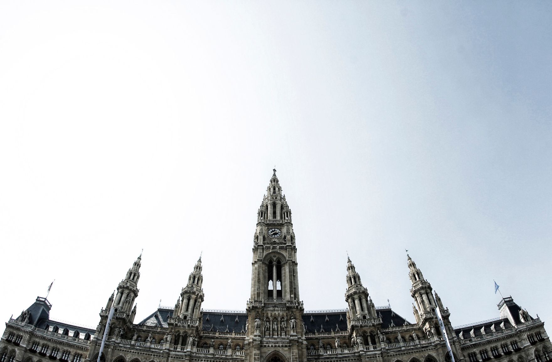 Das Wiener Rathaus. Schlagworte: Architektur, Geb&auml;ude, Himmel, Sehensw&uuml;rdigkeit, Stadtlandschaft, Uhrturm