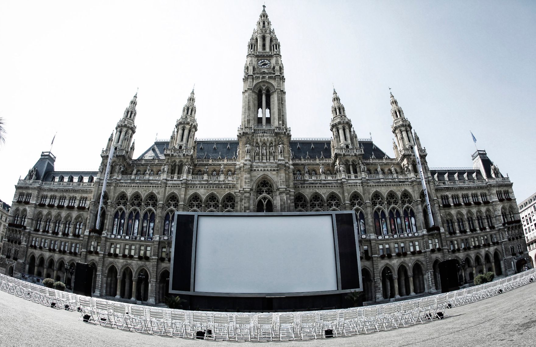 Der Wiener Rathausplatz ausgestattet mit St&uuml;hlen und einer Filmleinland f&uuml;r das Film Festival 2012. Schlagworte: Architektur, Film, Geb&auml;ude, Himmel, Kunst, Kultur, Leinwand, Sehensw&uuml;rdigkeit, Sessel, Sehensw&uuml;rdigkeit, Stadtlandschaft, St&uuml;hle, Uhrturm