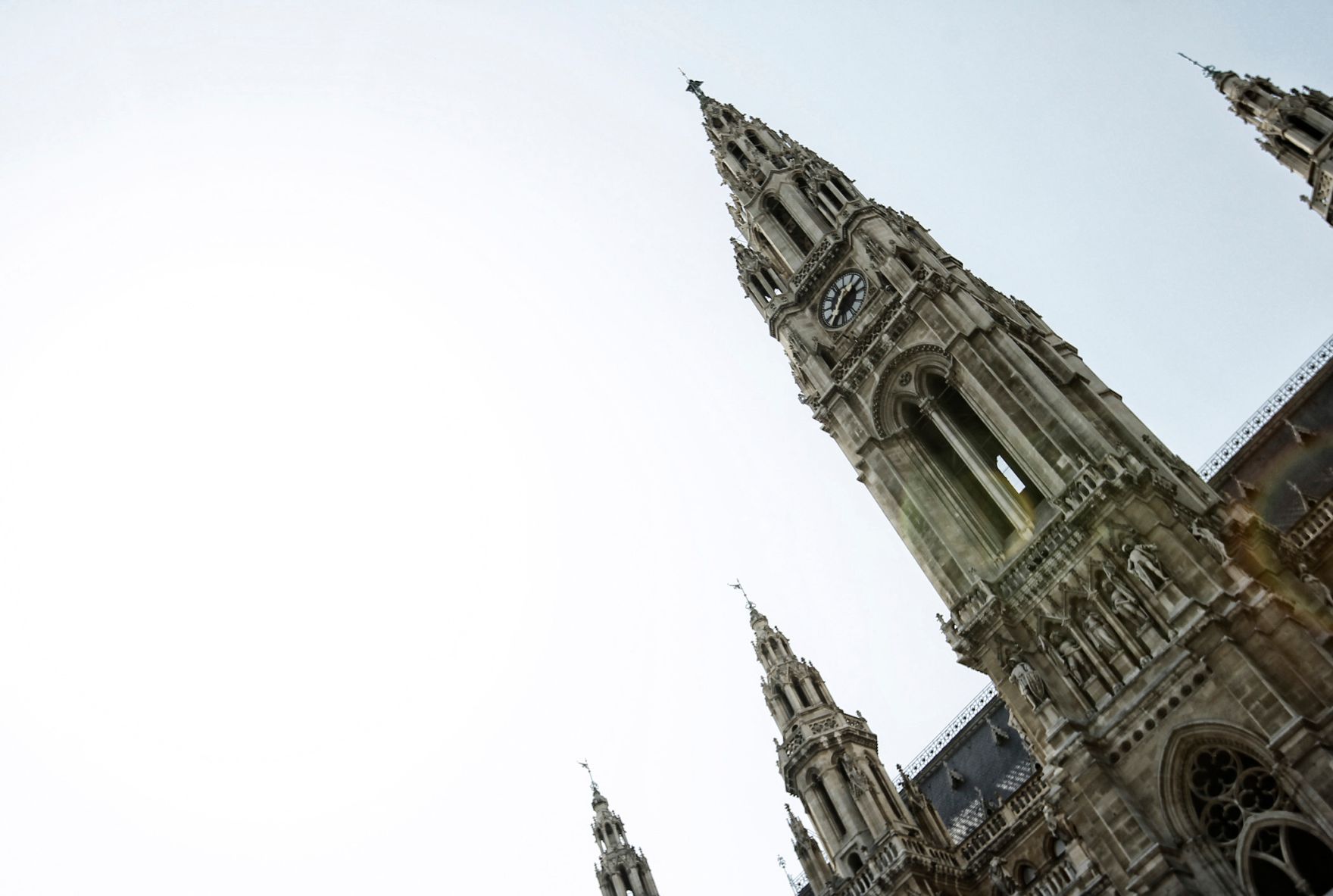 Der Rathausmann am h&ouml;chsten Turm des Wiener Rathauses. Schlagworte: Architektur, Geb&auml;ude, Himmel, Sehensw&uuml;rdigkeit, Stadtlandschaft, Uhrturm