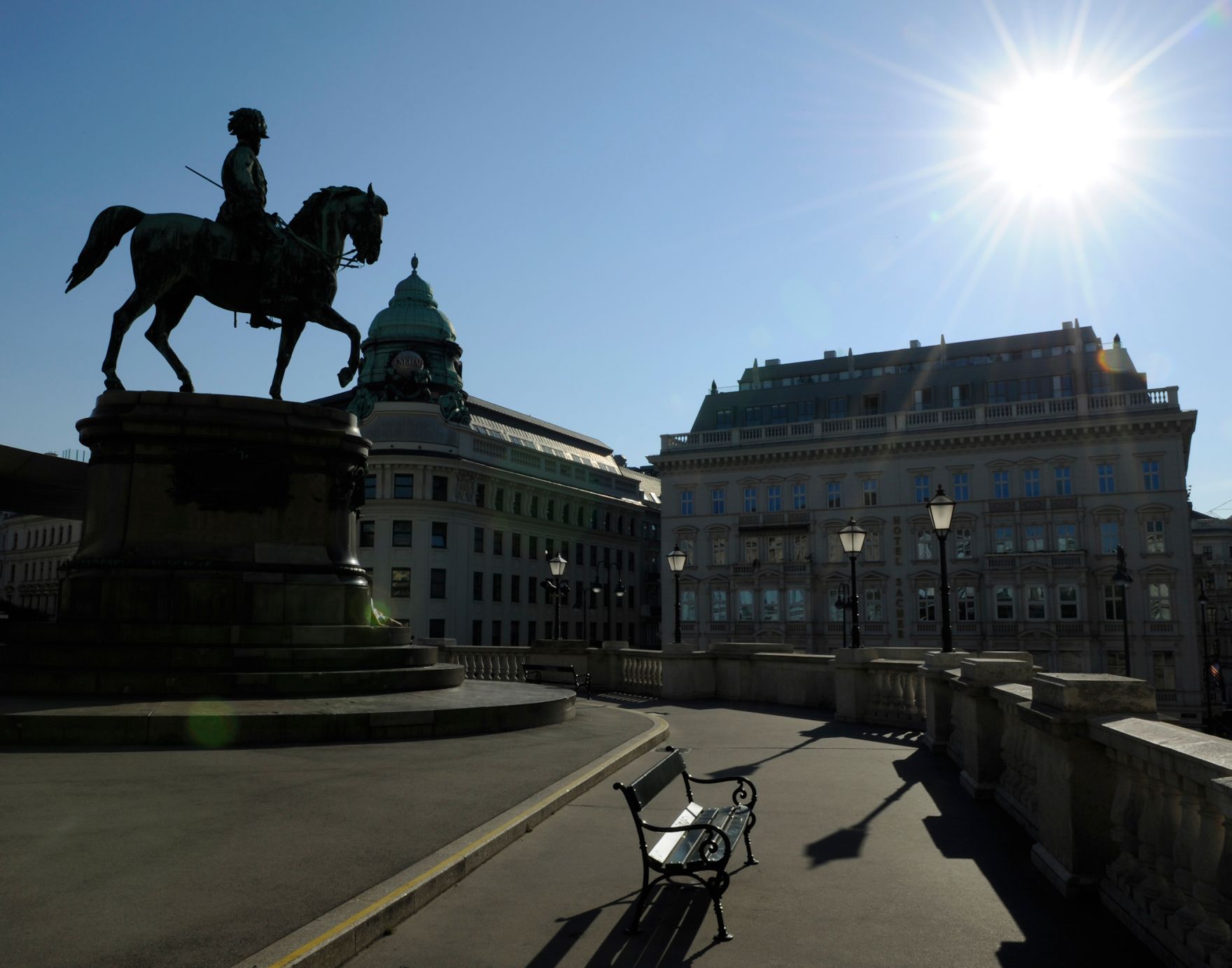 Im Bild die Reiterstatue von Kaiser Franz Josef I. auf dem Platz vor dem Eingang der Albertina im Gegenlicht. Schlagworte: Architektur, Bank, Geb&auml;ude, Himmel, Sehensw&uuml;rdigkeit, Sonne, Stadtlandschaft, Statue