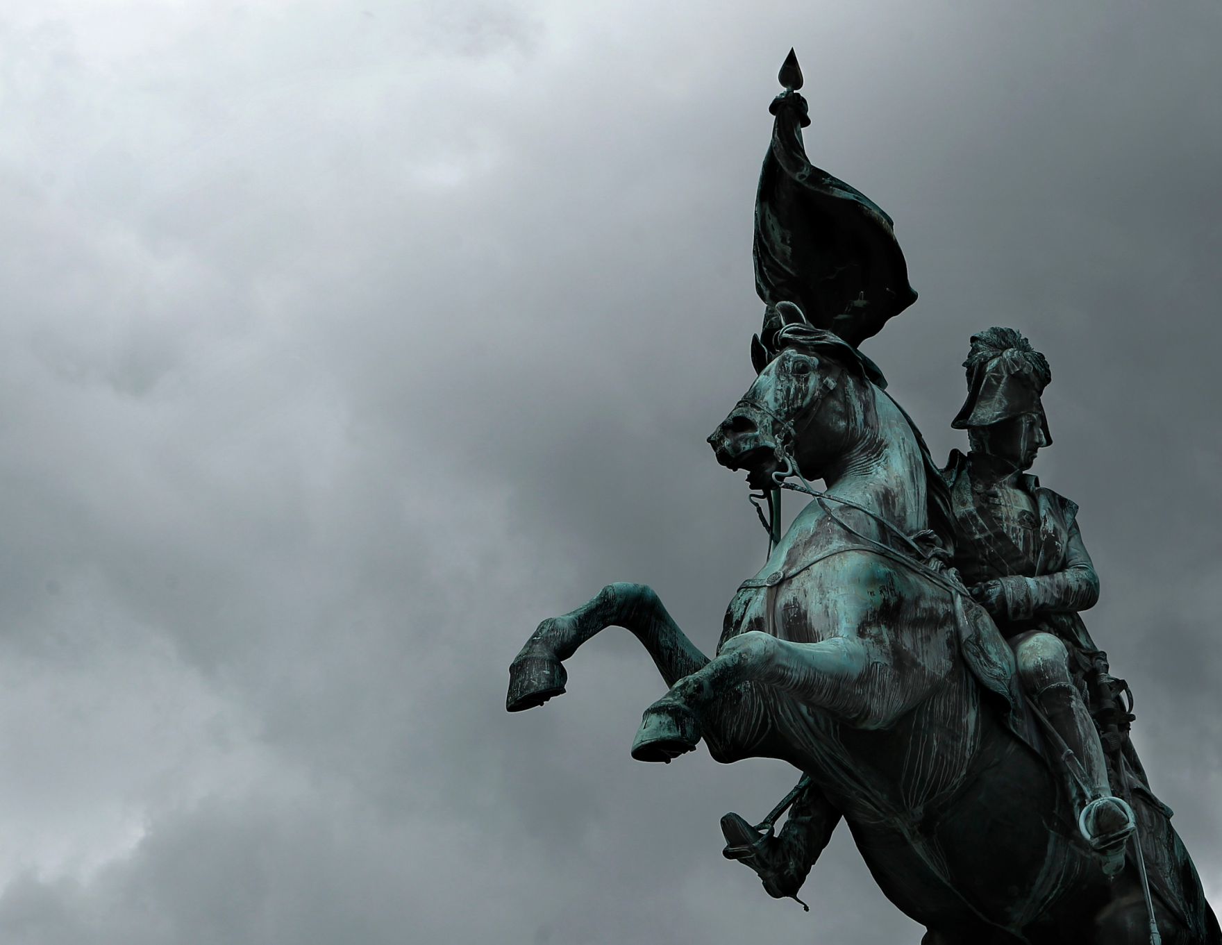 Die Reiterstatue von Erzherzog Karl am Heldenplatz mit dramatischem Himmel. Schlagworte: Architektur, Denkmal, Himmel, Sehensw&uuml;rdigkeit, Stadtlandschaft, Sonne, Statue, Wolken